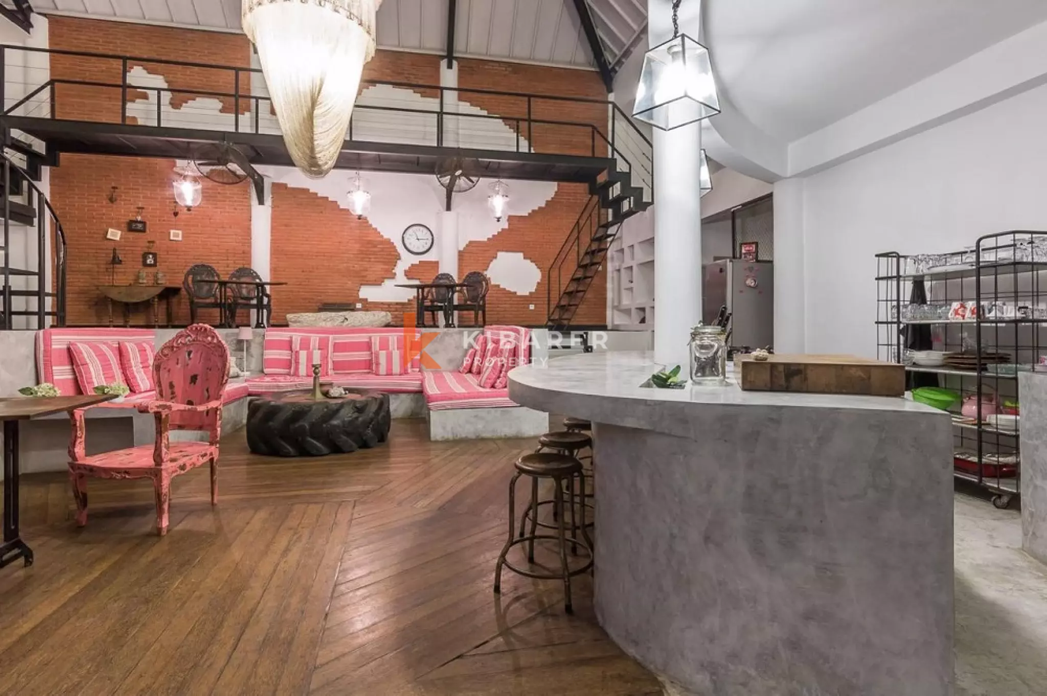 Villa Bergaya Loft Luas dengan Tiga Kamar Tidur dan Plafon Tinggi di Seminyak