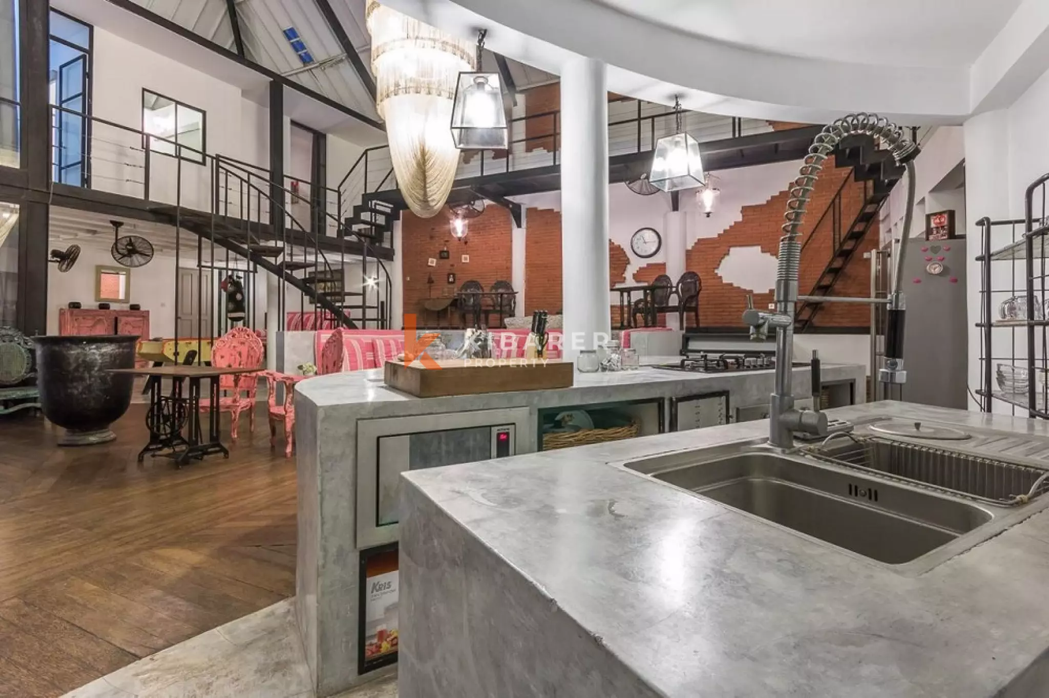 Villa Bergaya Loft Luas dengan Tiga Kamar Tidur dan Plafon Tinggi di Seminyak