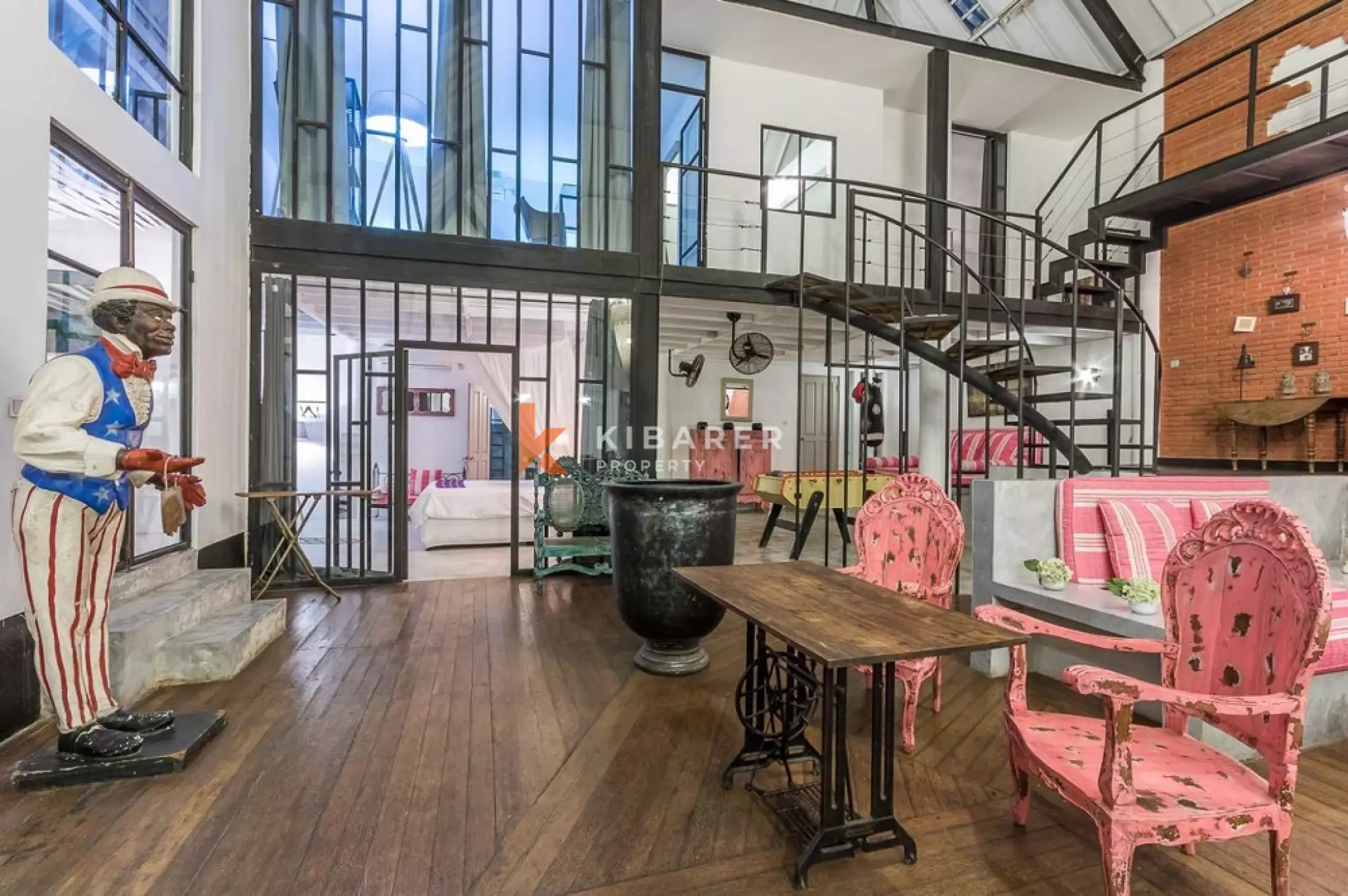 Villa Bergaya Loft Luas dengan Tiga Kamar Tidur dan Plafon Tinggi di Seminyak