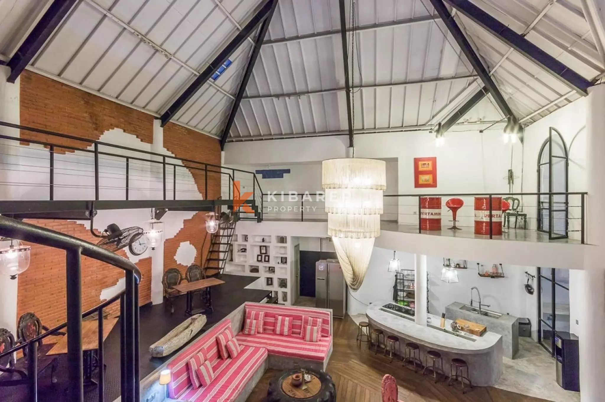 Villa Bergaya Loft Luas dengan Tiga Kamar Tidur dan Plafon Tinggi di Seminyak