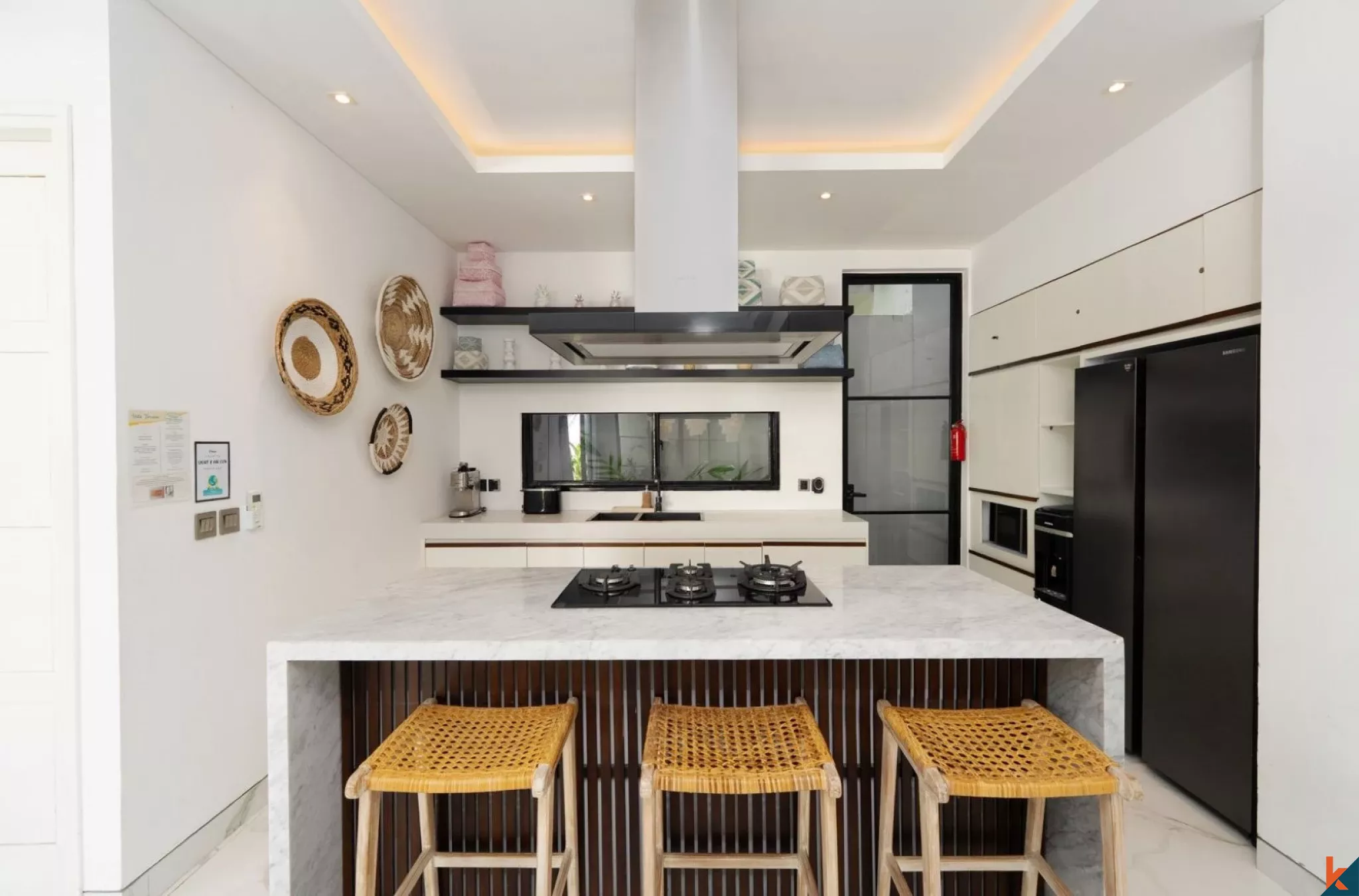 Villa Modern Menawan dengan Tiga Kamar Tidur untuk Disewakan di Kerobokan - Seminyak