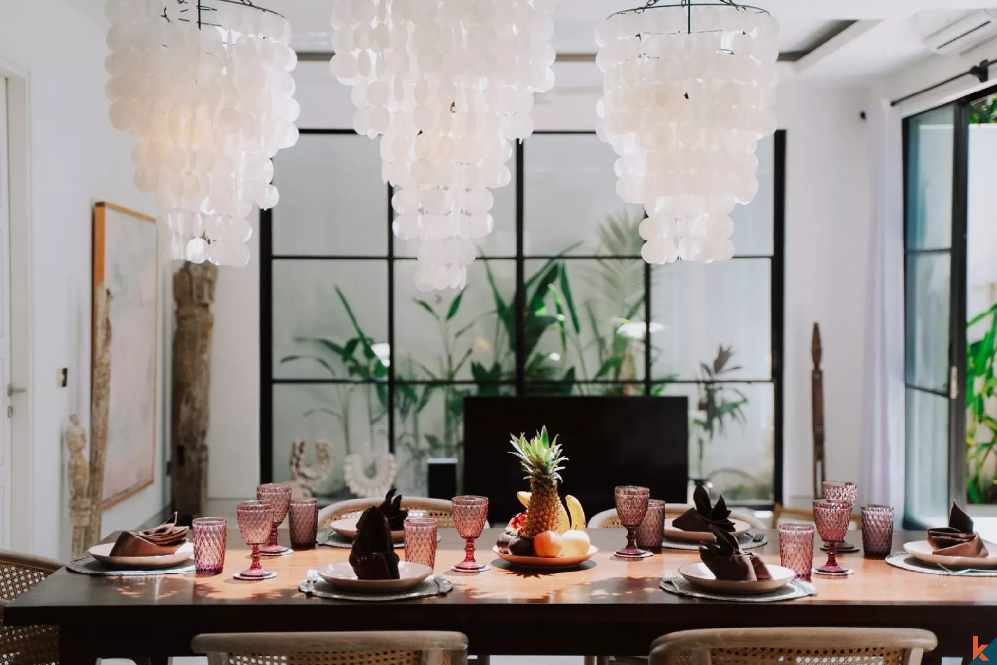 Villa Modern Menawan dengan Tiga Kamar Tidur untuk Disewakan di Kerobokan - Seminyak