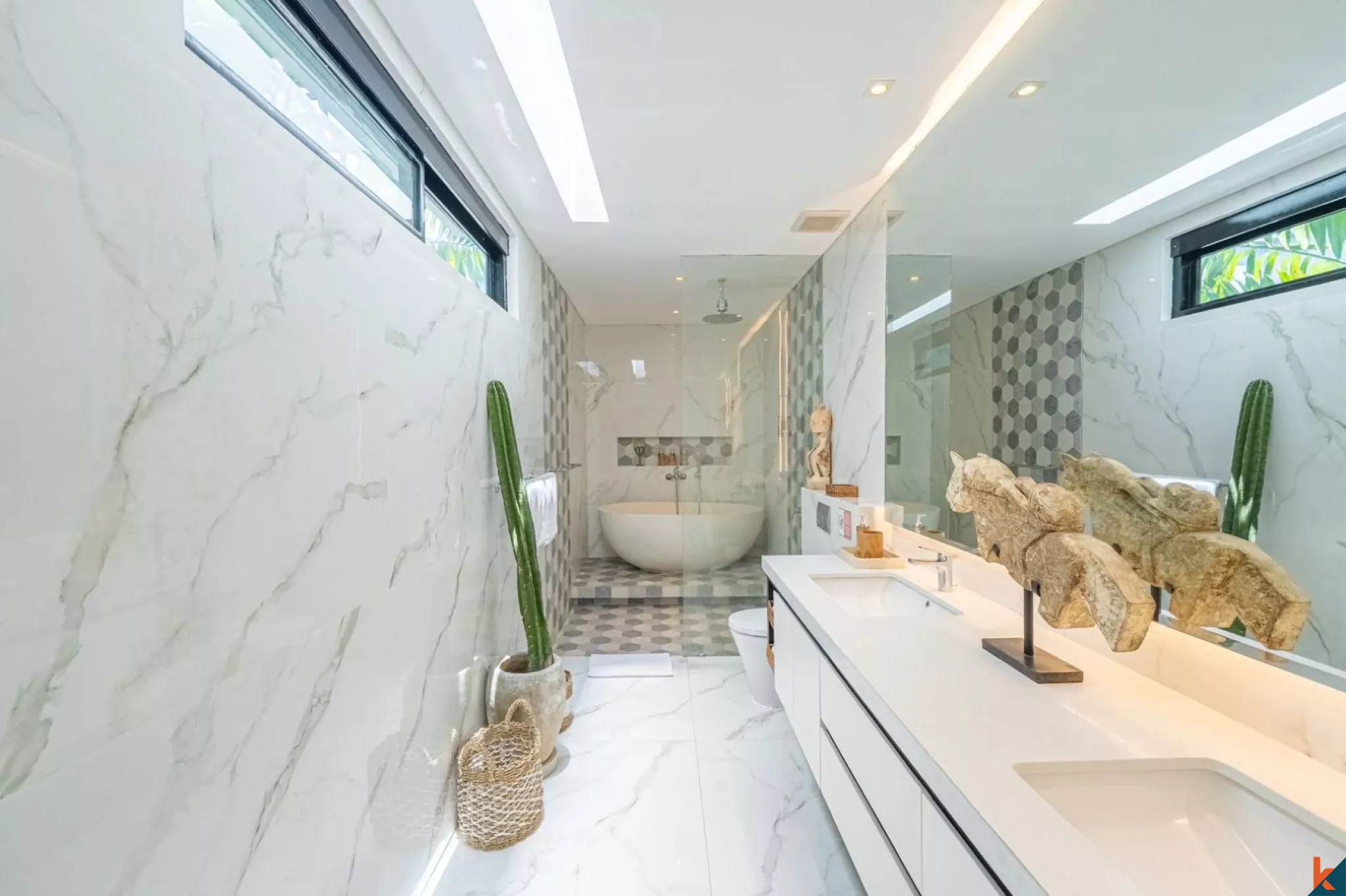 Villa Modern Menawan dengan Tiga Kamar Tidur untuk Disewakan di Kerobokan - Seminyak