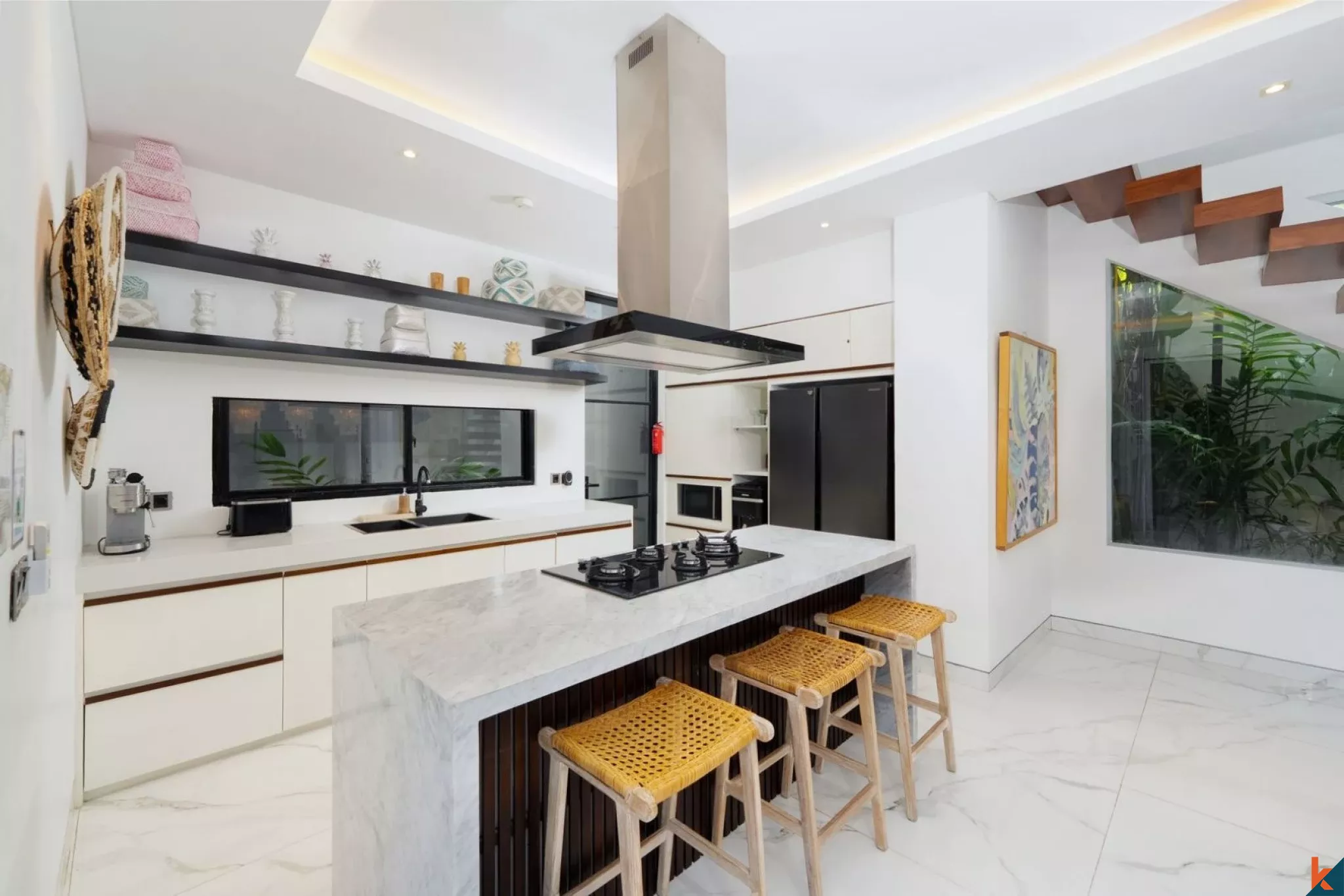 Villa Modern Menawan dengan Tiga Kamar Tidur untuk Disewakan di Kerobokan - Seminyak