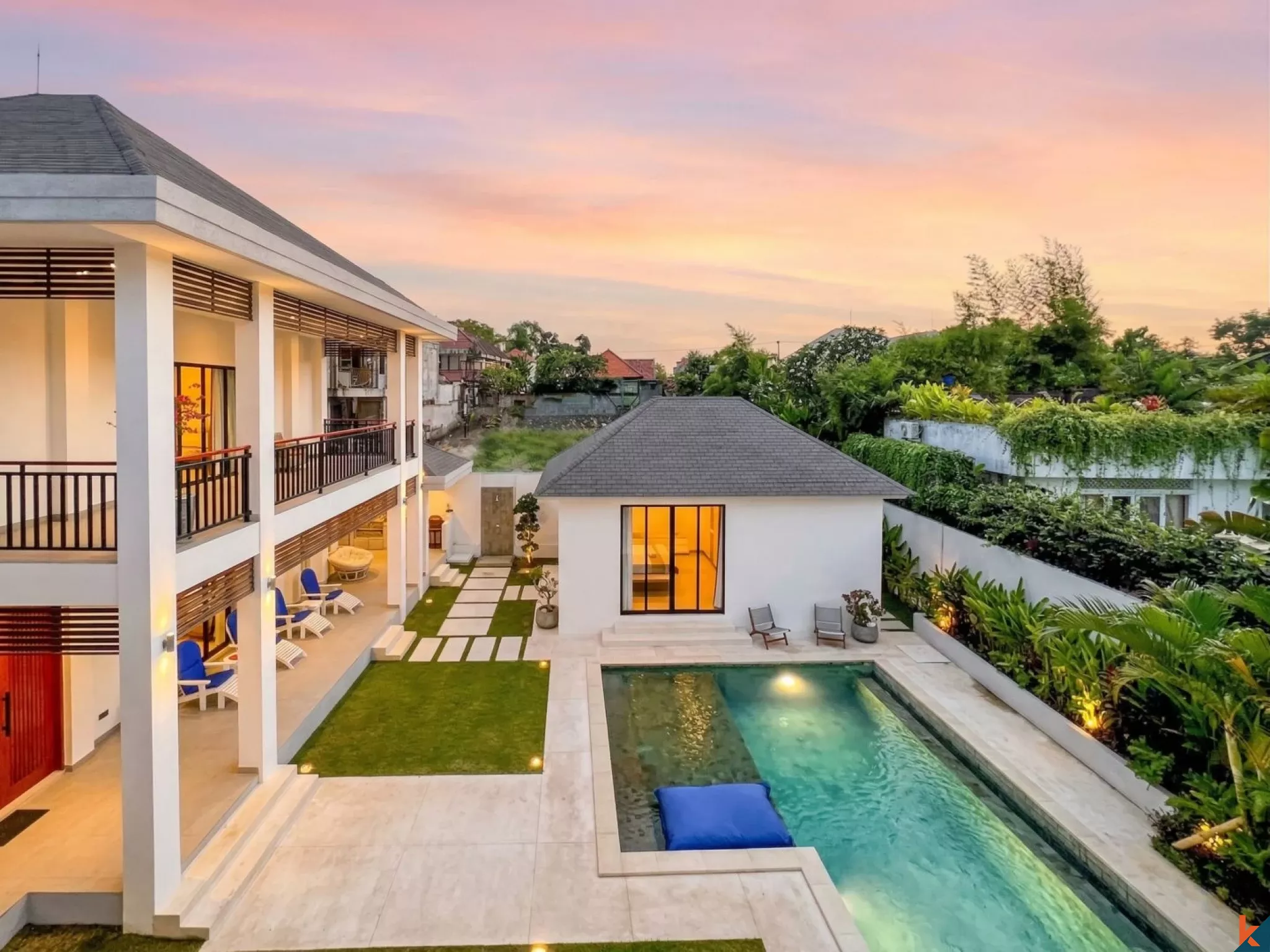 Vila modern dengan enam kamar tidur yang luas untuk disewakan di Umalas