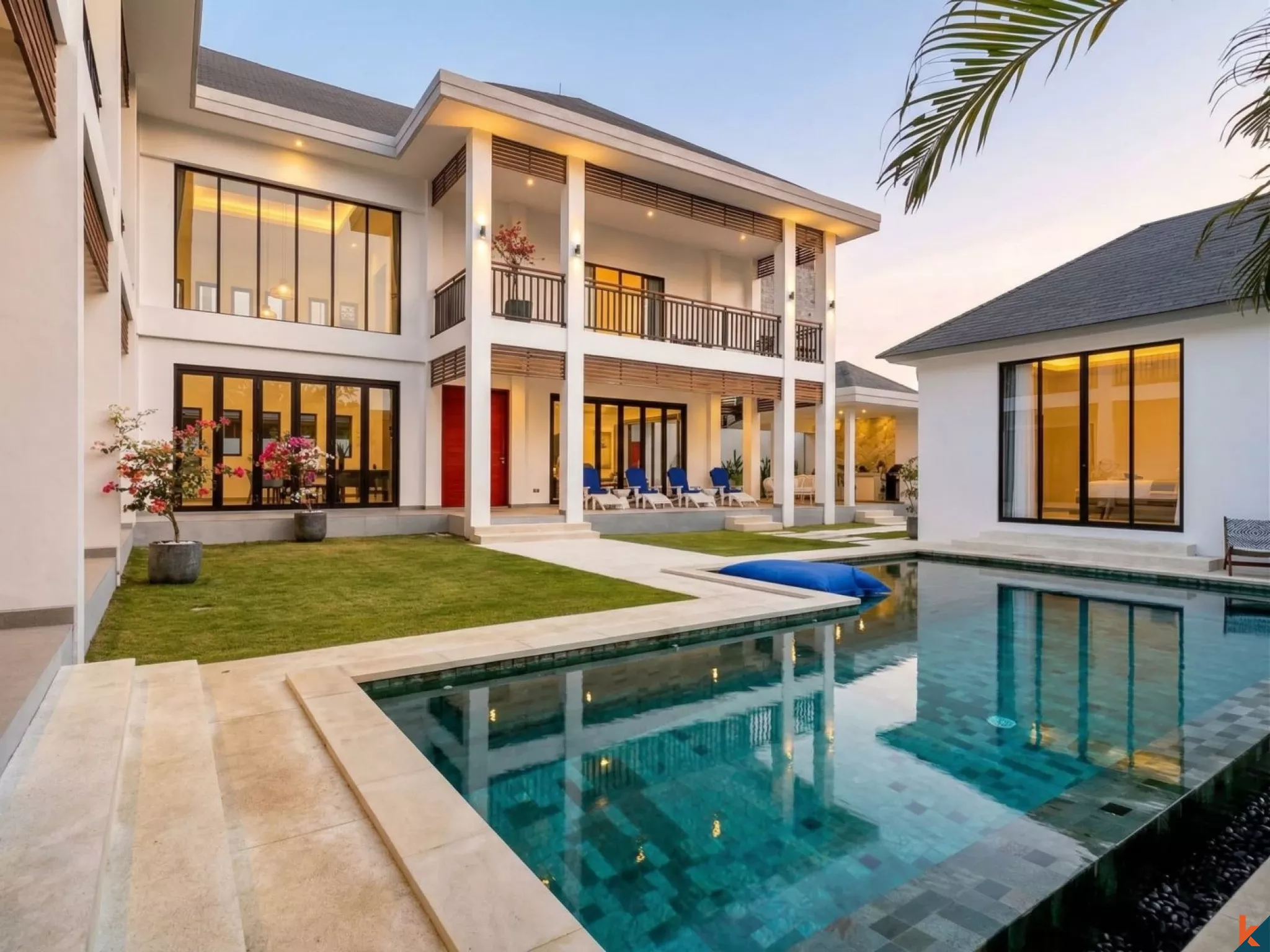 Vila modern dengan enam kamar tidur yang luas untuk disewakan di Umalas