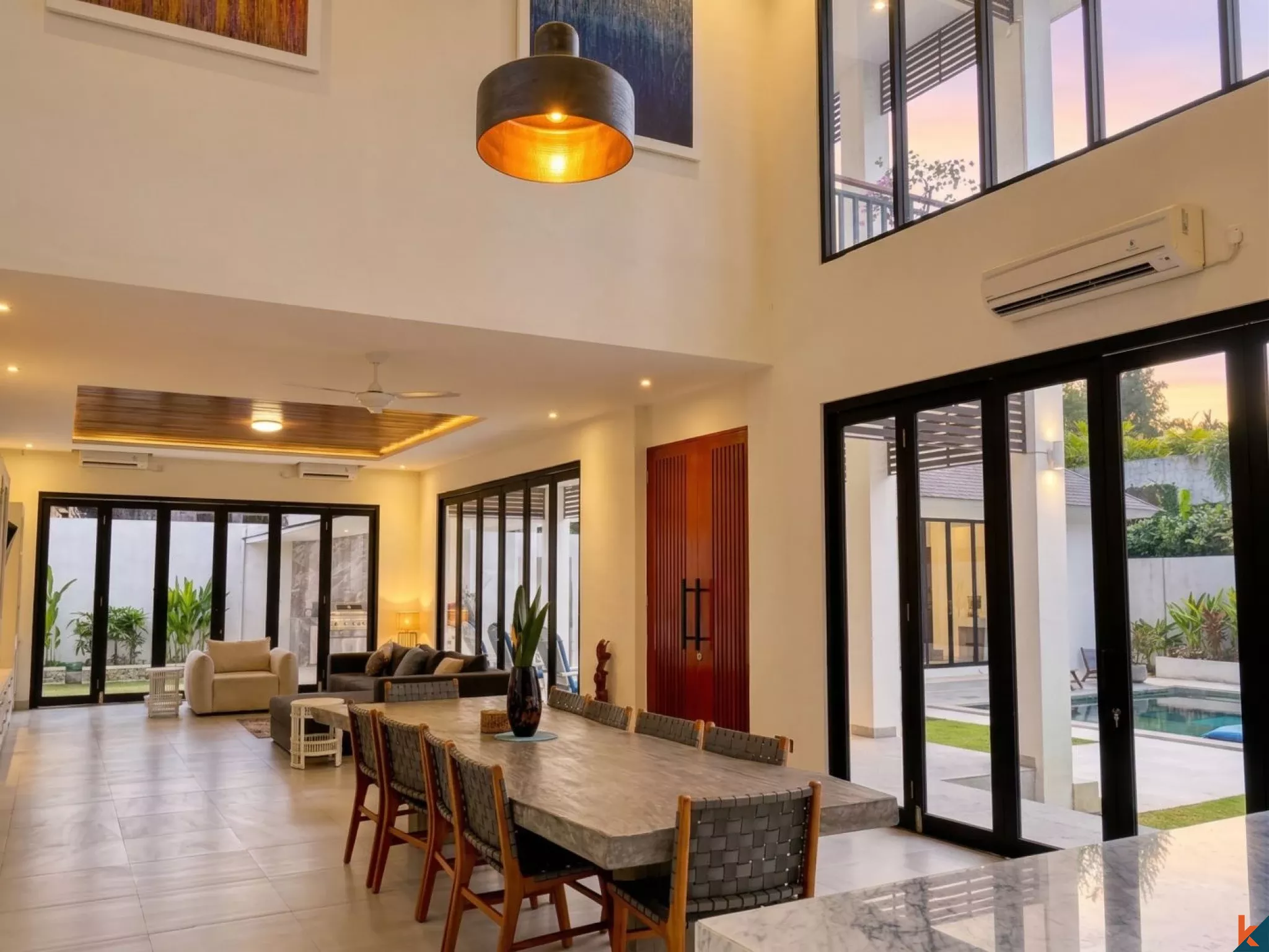 Vila modern dengan enam kamar tidur yang luas untuk disewakan di Umalas