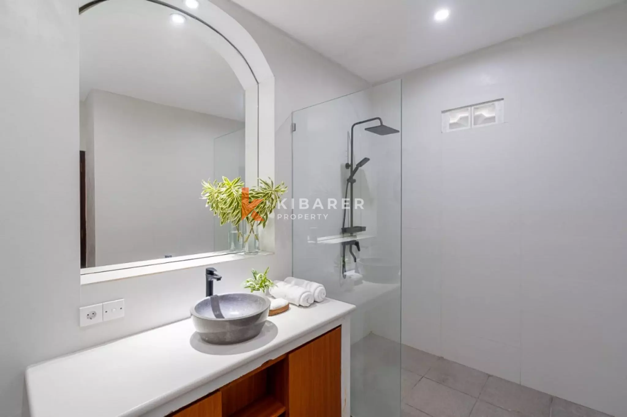 Vila Tiga Kamar Tidur dengan Perabotan Lengkap dan Rooftop di Padonan