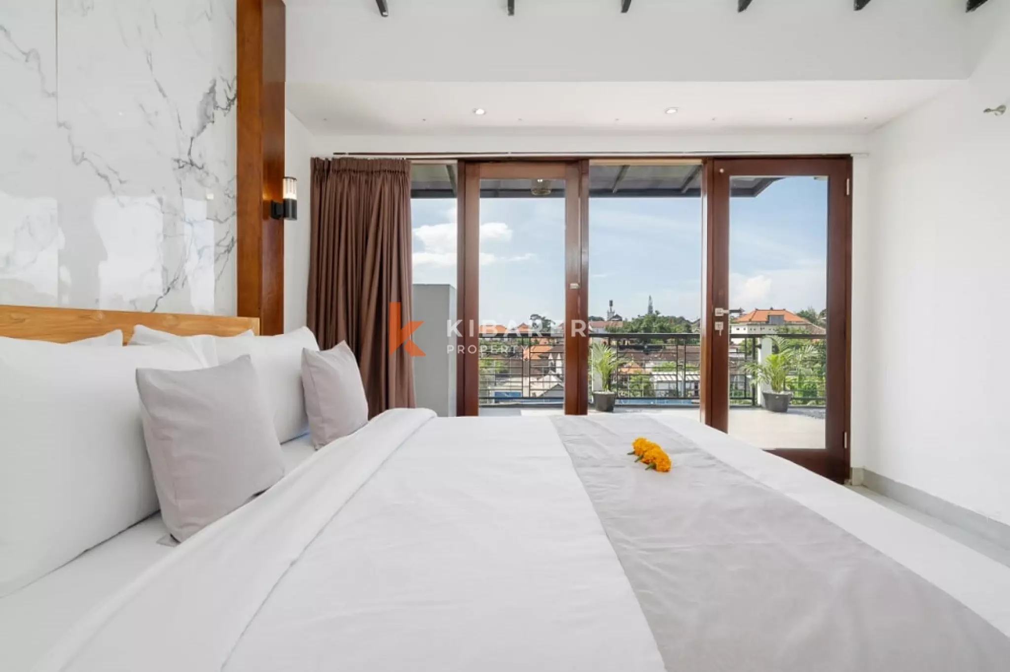 Vila Tiga Kamar Tidur dengan Perabotan Lengkap dan Rooftop di Padonan