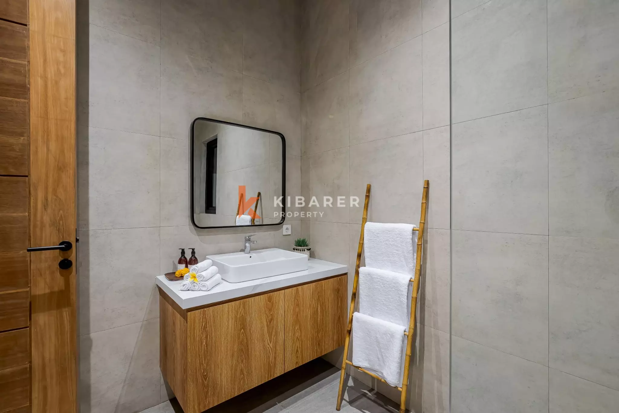 Villa Tiga Kamar Tidur Modern dan Segar di Jantung Canggu