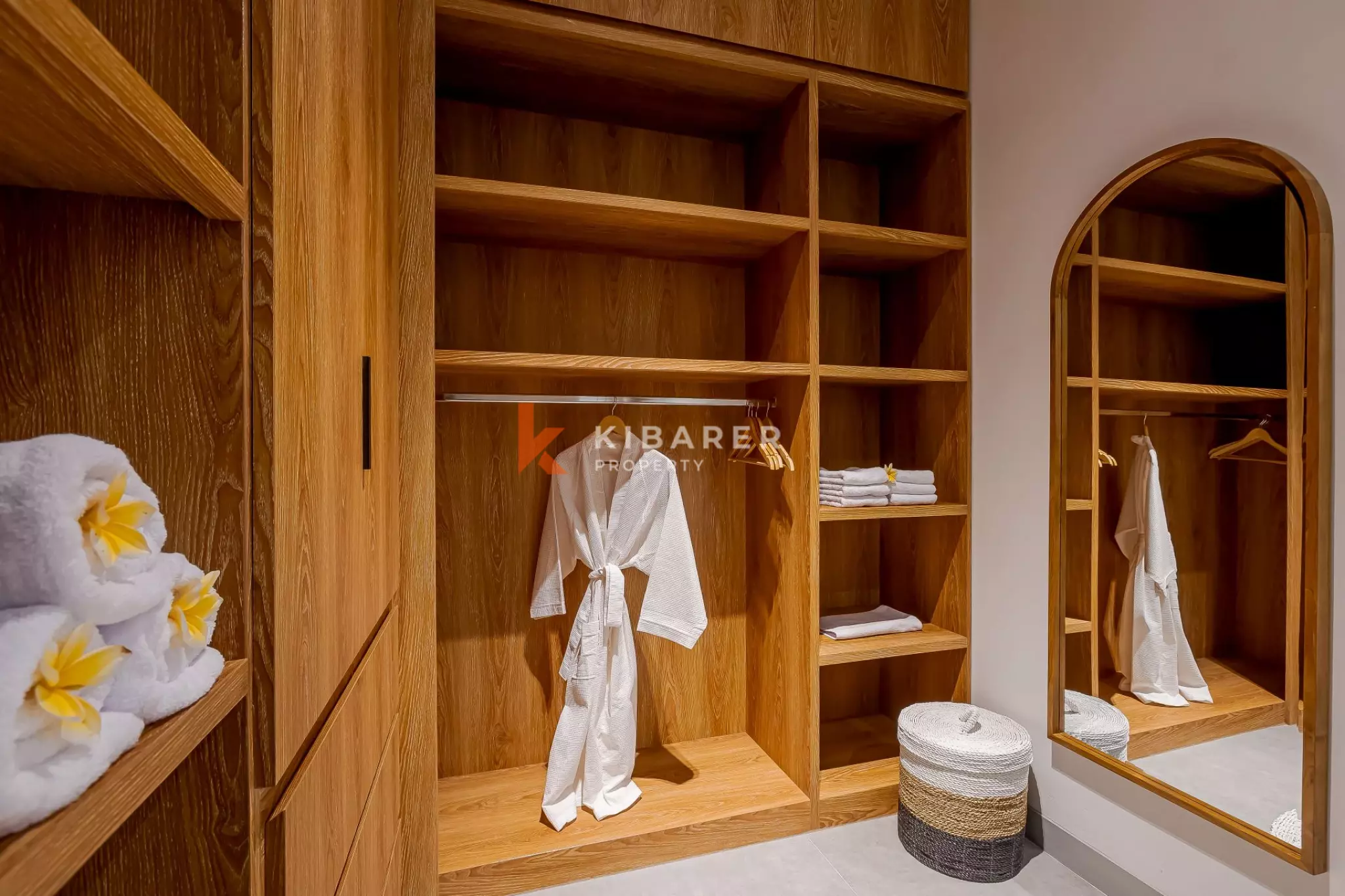 Villa Tiga Kamar Tidur Modern dan Segar di Jantung Canggu