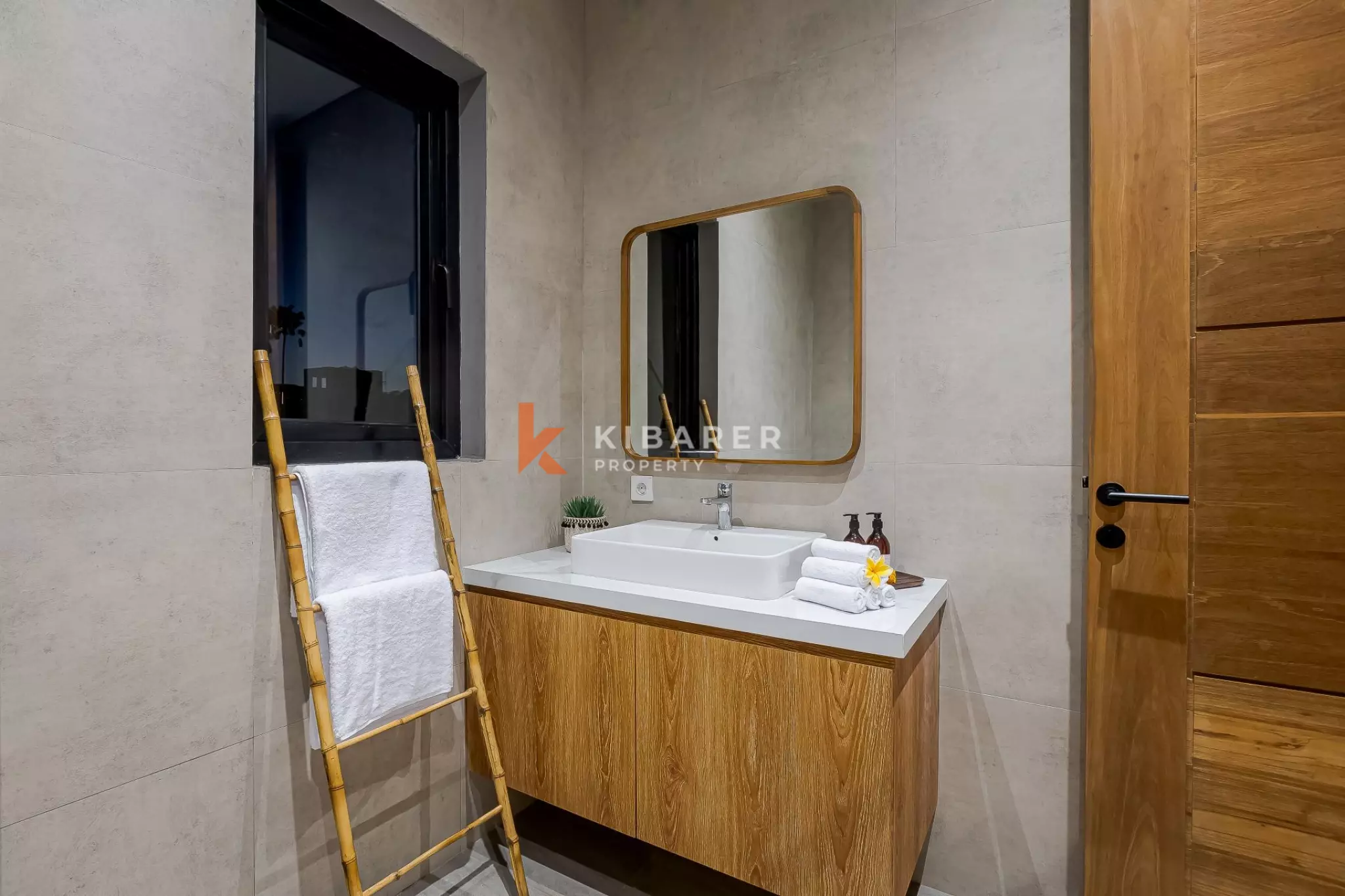 Villa Tiga Kamar Tidur Modern dan Segar di Jantung Canggu