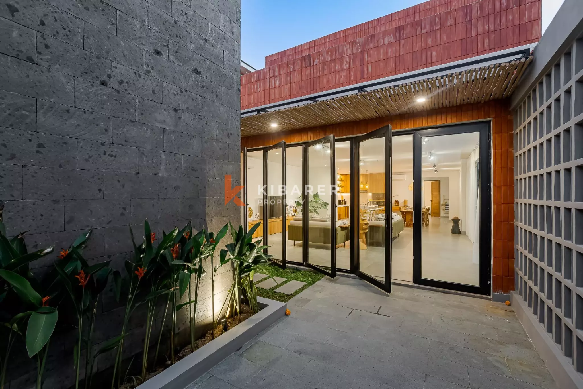 Villa Tiga Kamar Tidur Modern dan Segar di Jantung Canggu