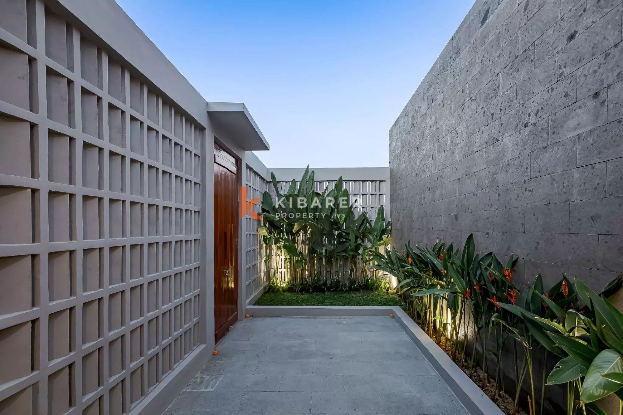 Villa Tiga Kamar Tidur Modern dan Segar di Jantung Canggu