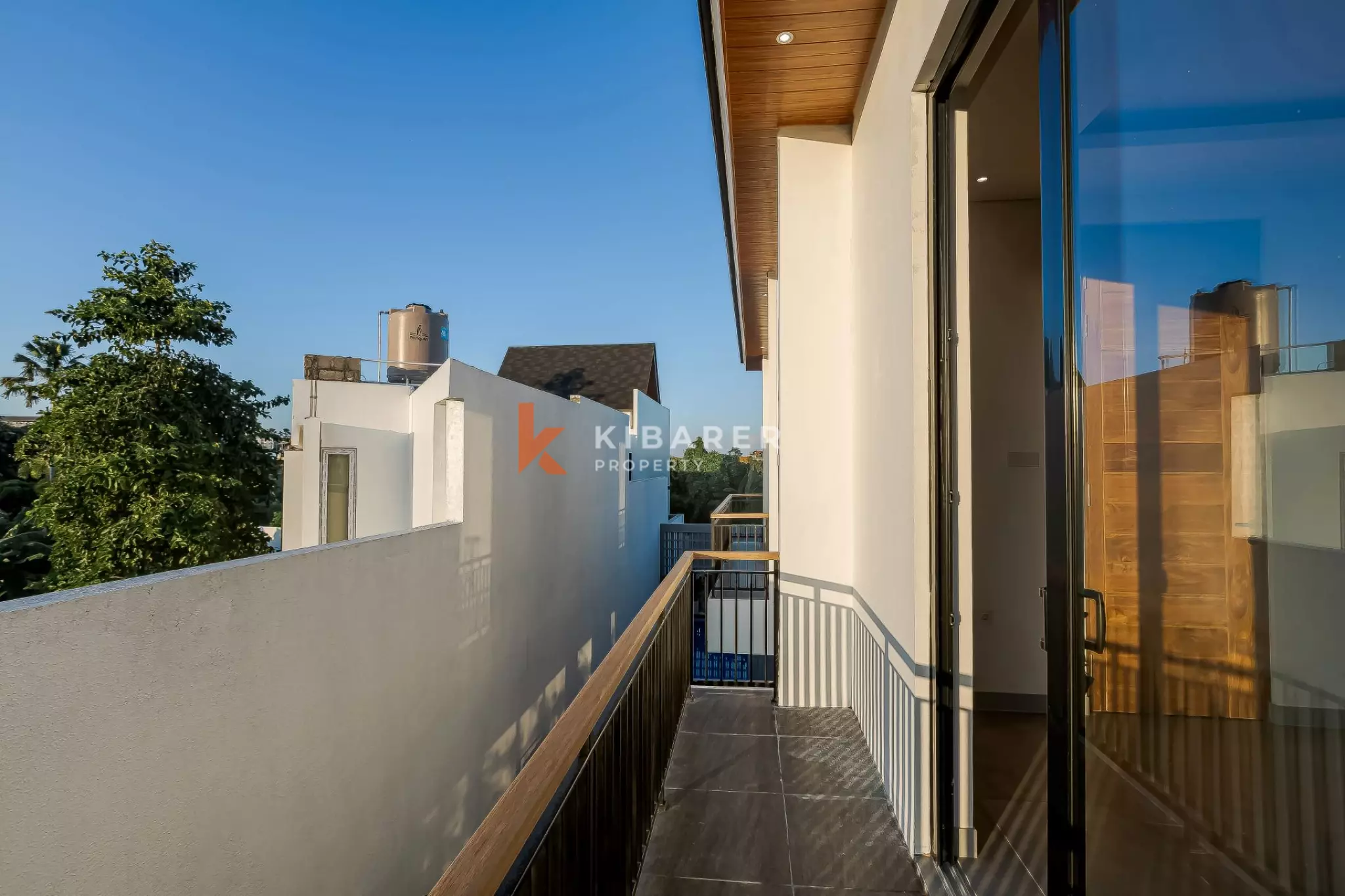 Villa Tiga Kamar Tidur Modern dan Segar di Jantung Canggu