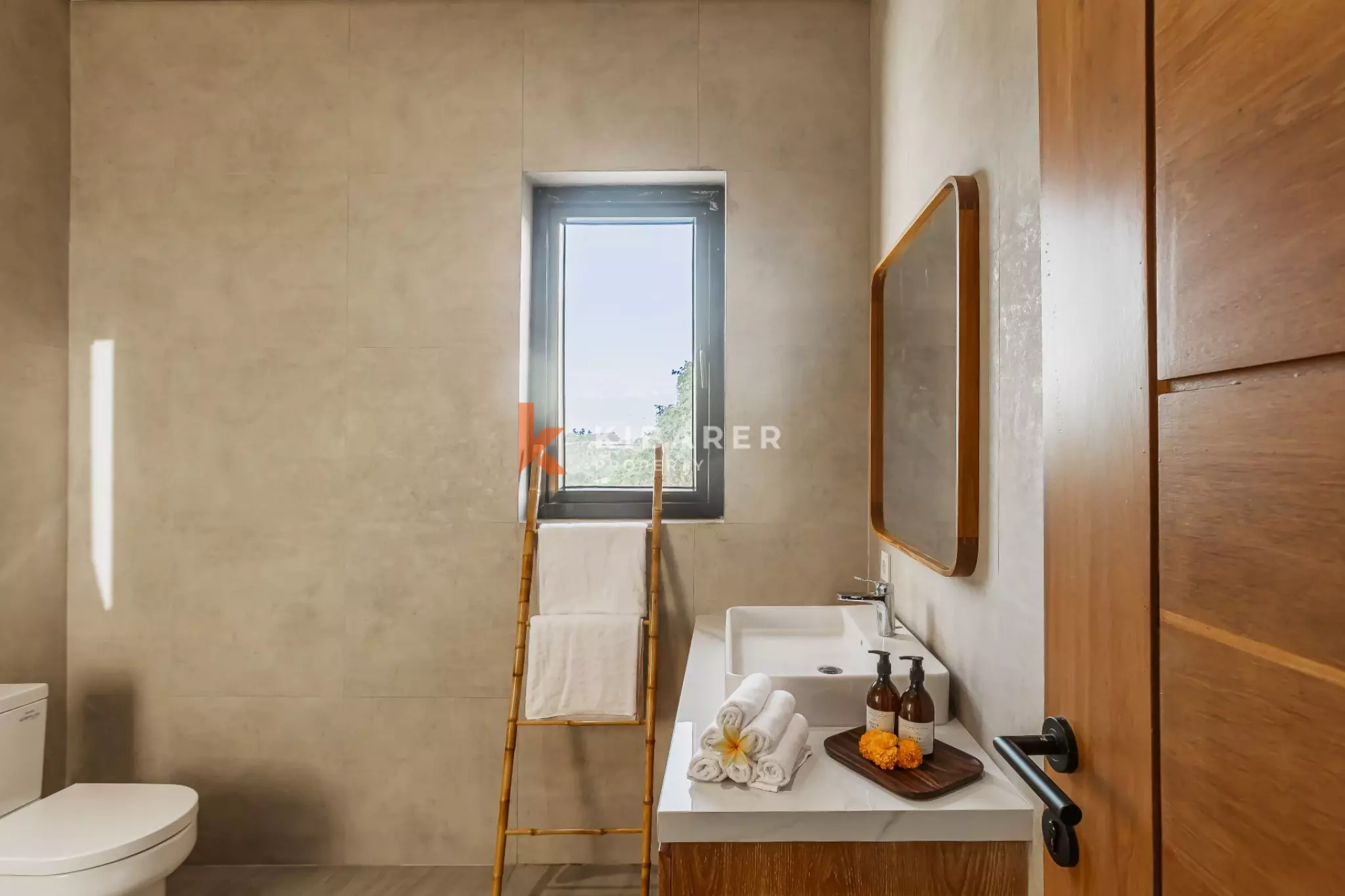 Villa Tiga Kamar Tidur Modern dan Segar di Jantung Canggu