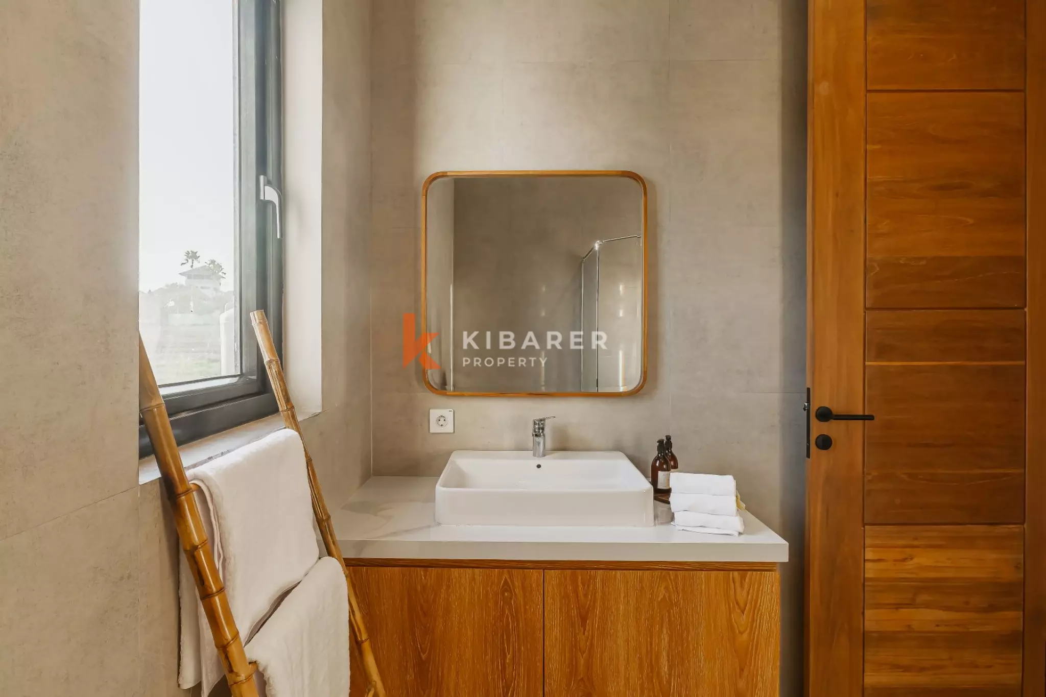 Villa Tiga Kamar Tidur Modern dan Segar di Jantung Canggu