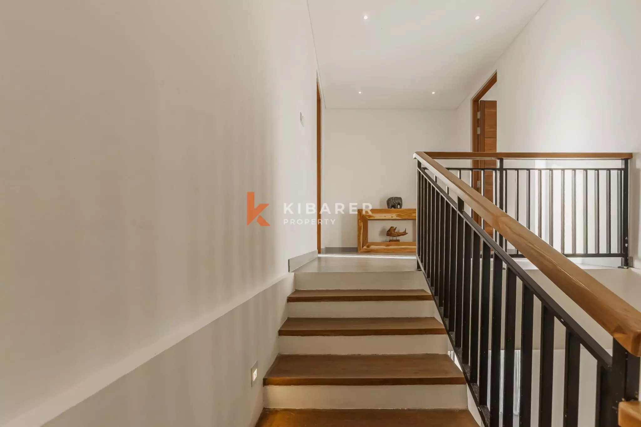 Villa Tiga Kamar Tidur Modern dan Segar di Jantung Canggu