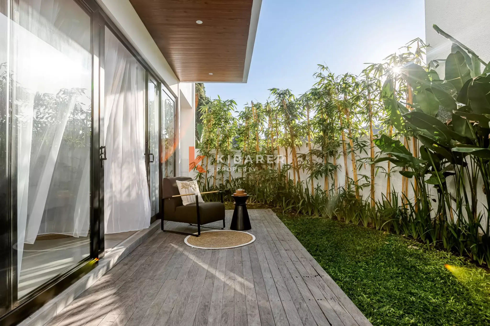 Villa Tiga Kamar Tidur Modern dan Segar di Jantung Canggu