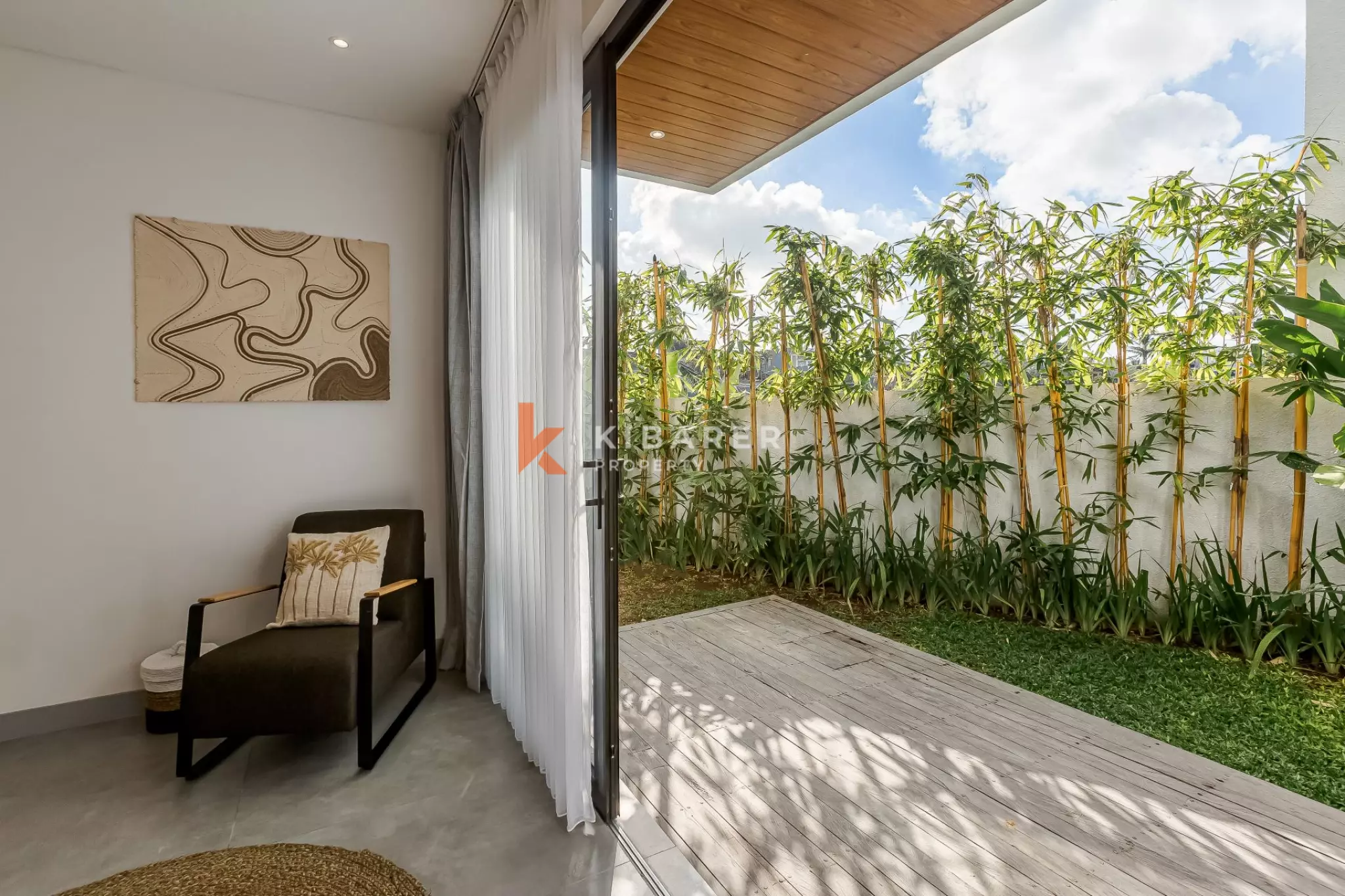 Villa Tiga Kamar Tidur Modern dan Segar di Jantung Canggu