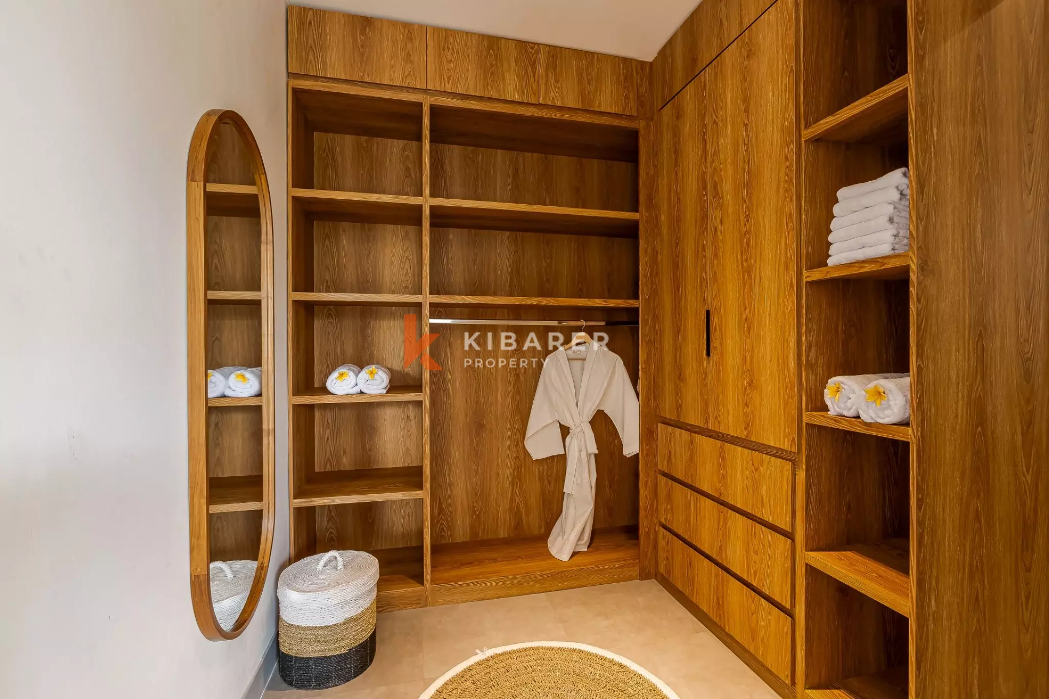 Villa Tiga Kamar Tidur Modern dan Segar di Jantung Canggu