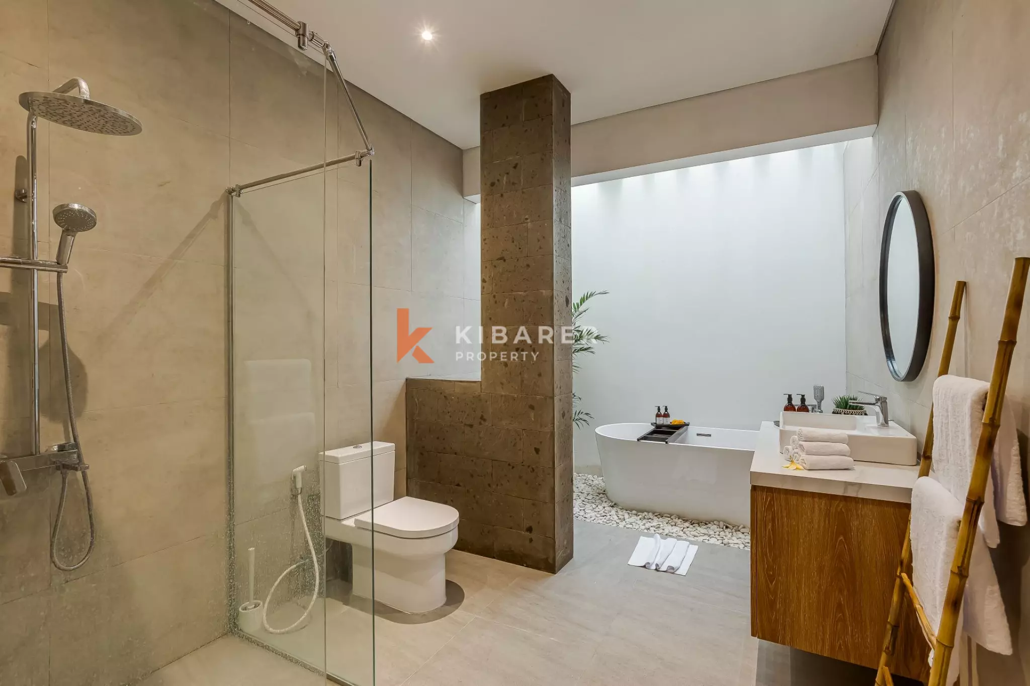 Villa Tiga Kamar Tidur Modern dan Segar di Jantung Canggu