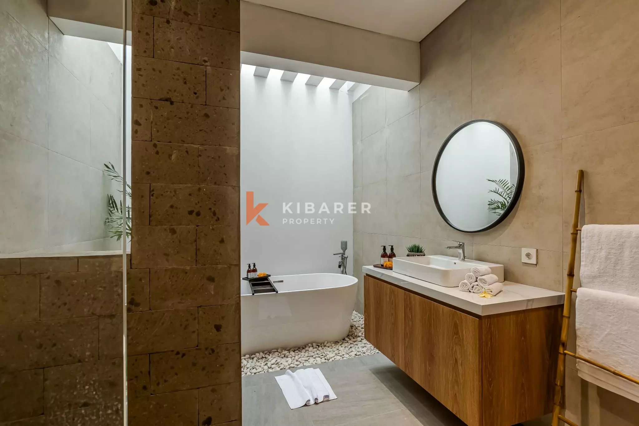 Villa Tiga Kamar Tidur Modern dan Segar di Jantung Canggu