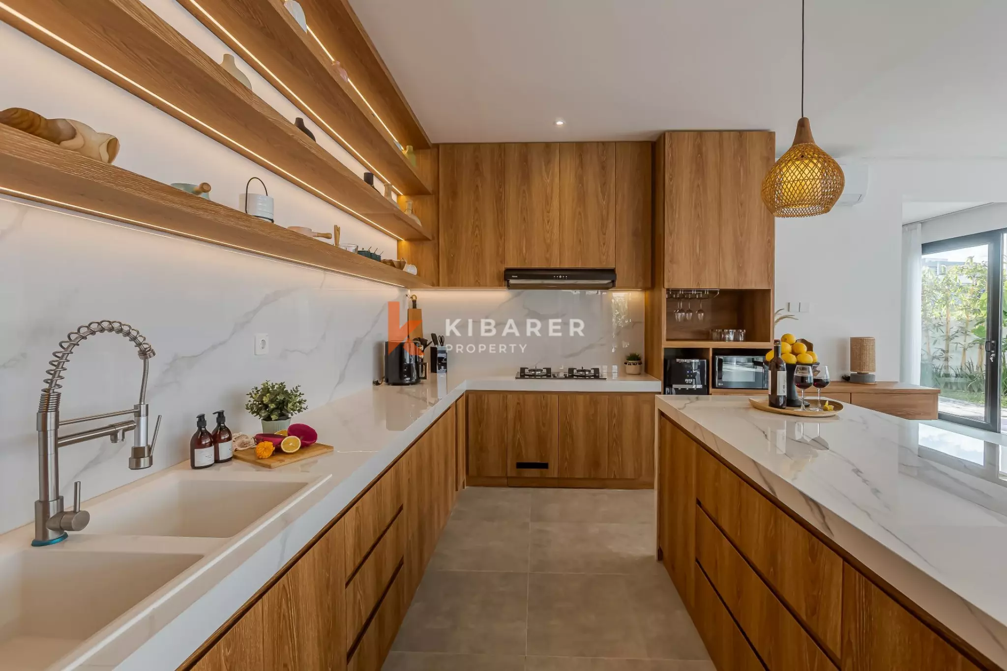 Villa Tiga Kamar Tidur Modern dan Segar di Jantung Canggu