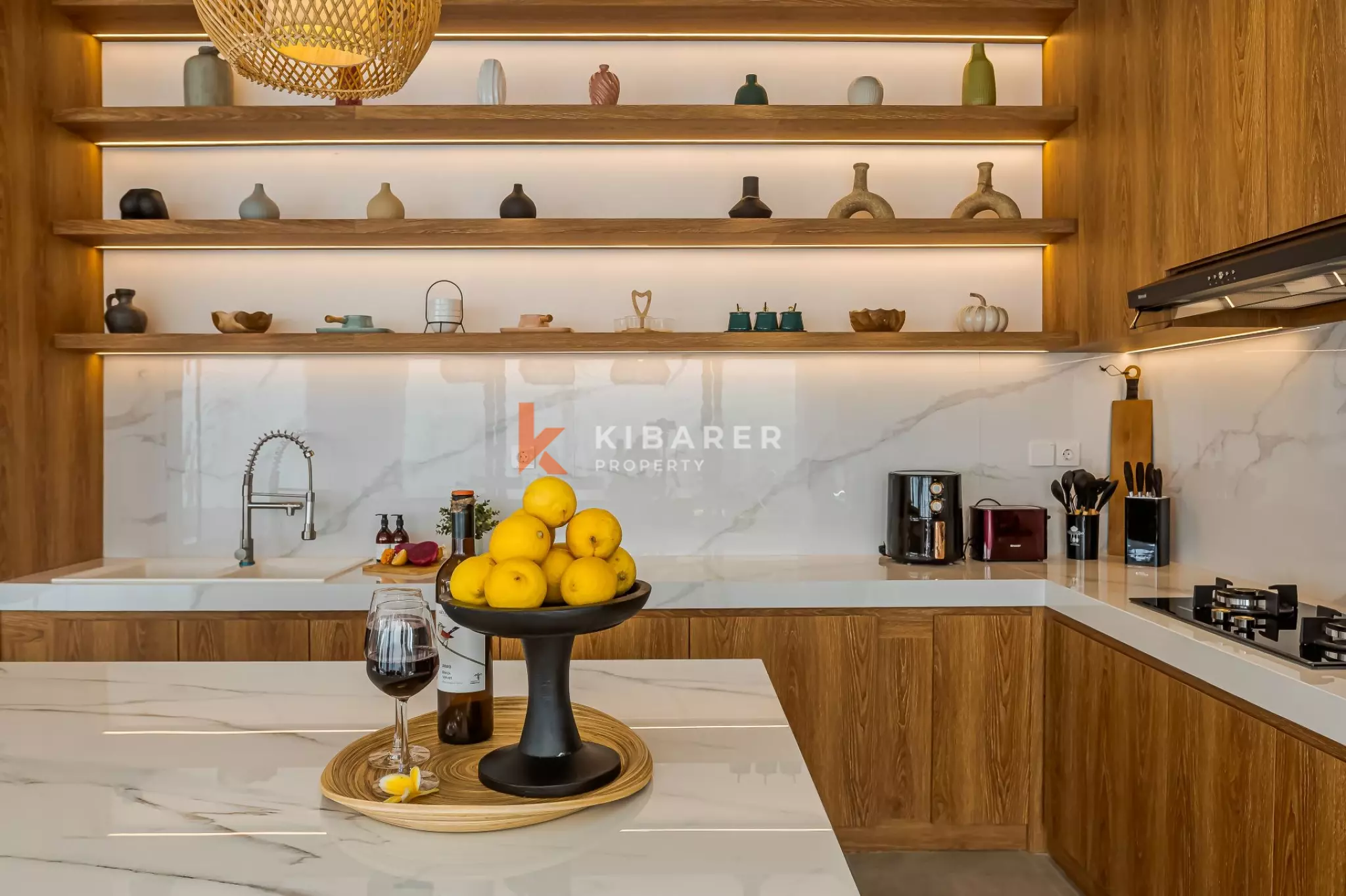 Villa Tiga Kamar Tidur Modern dan Segar di Jantung Canggu