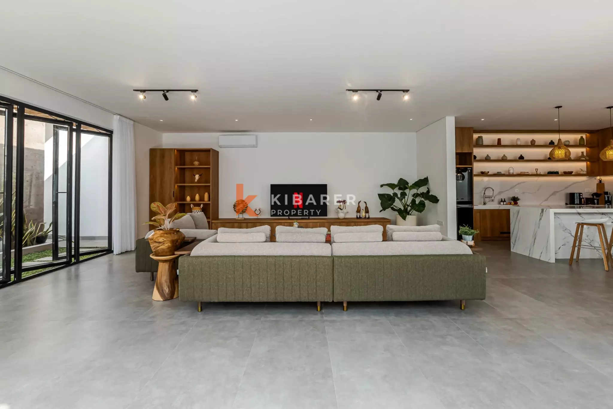 Villa Tiga Kamar Tidur Modern dan Segar di Jantung Canggu