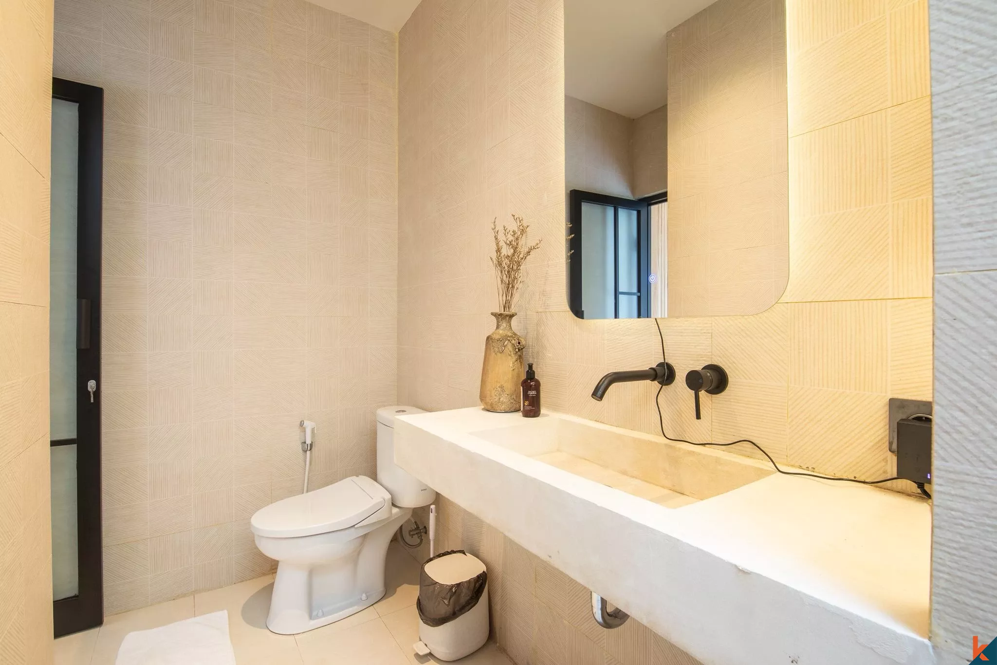 Luxury 4-Bedroom Villa with Private Pool & Stunning Rice Field Views in Tibubeneng