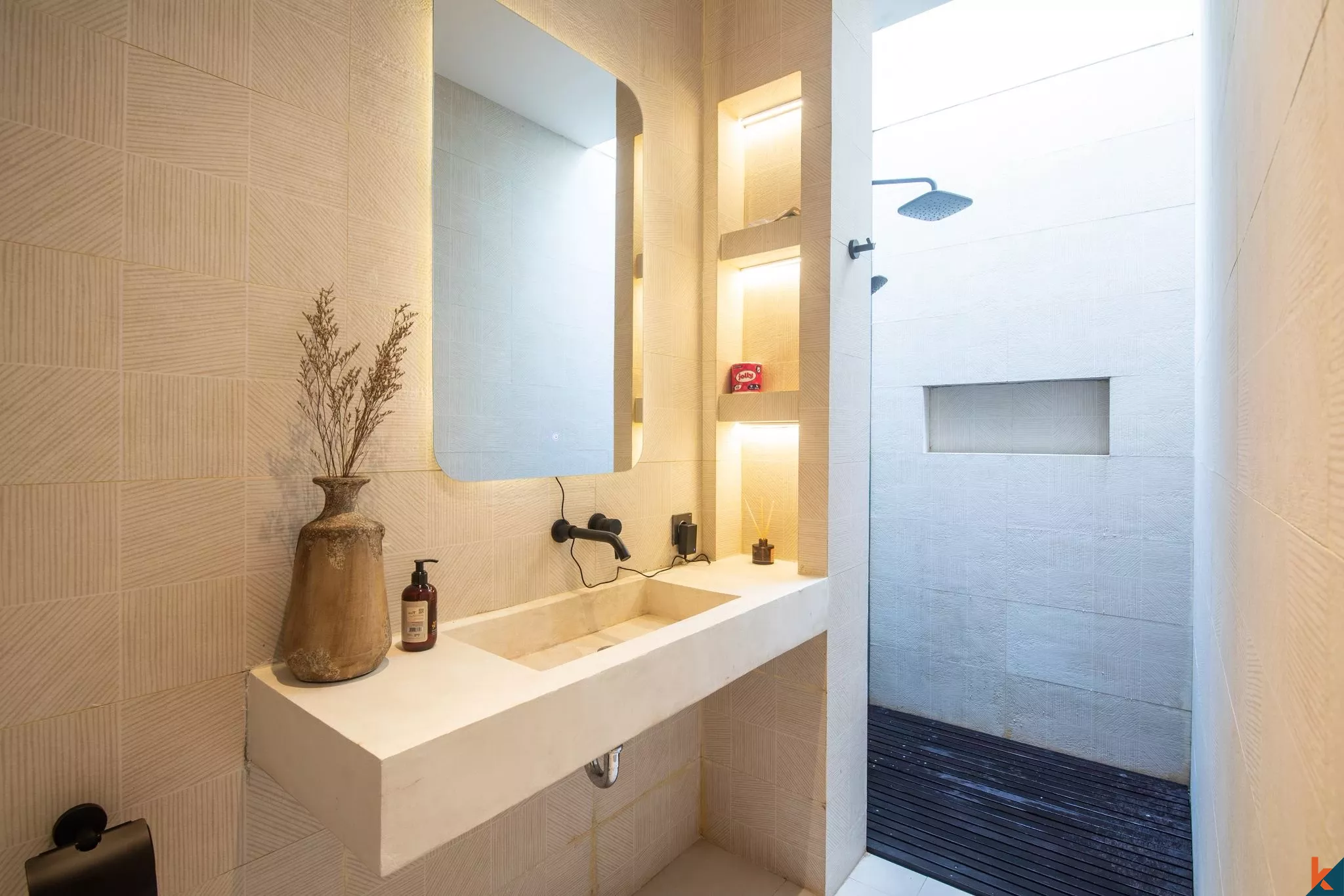 Luxury 4-Bedroom Villa with Private Pool & Stunning Rice Field Views in Tibubeneng