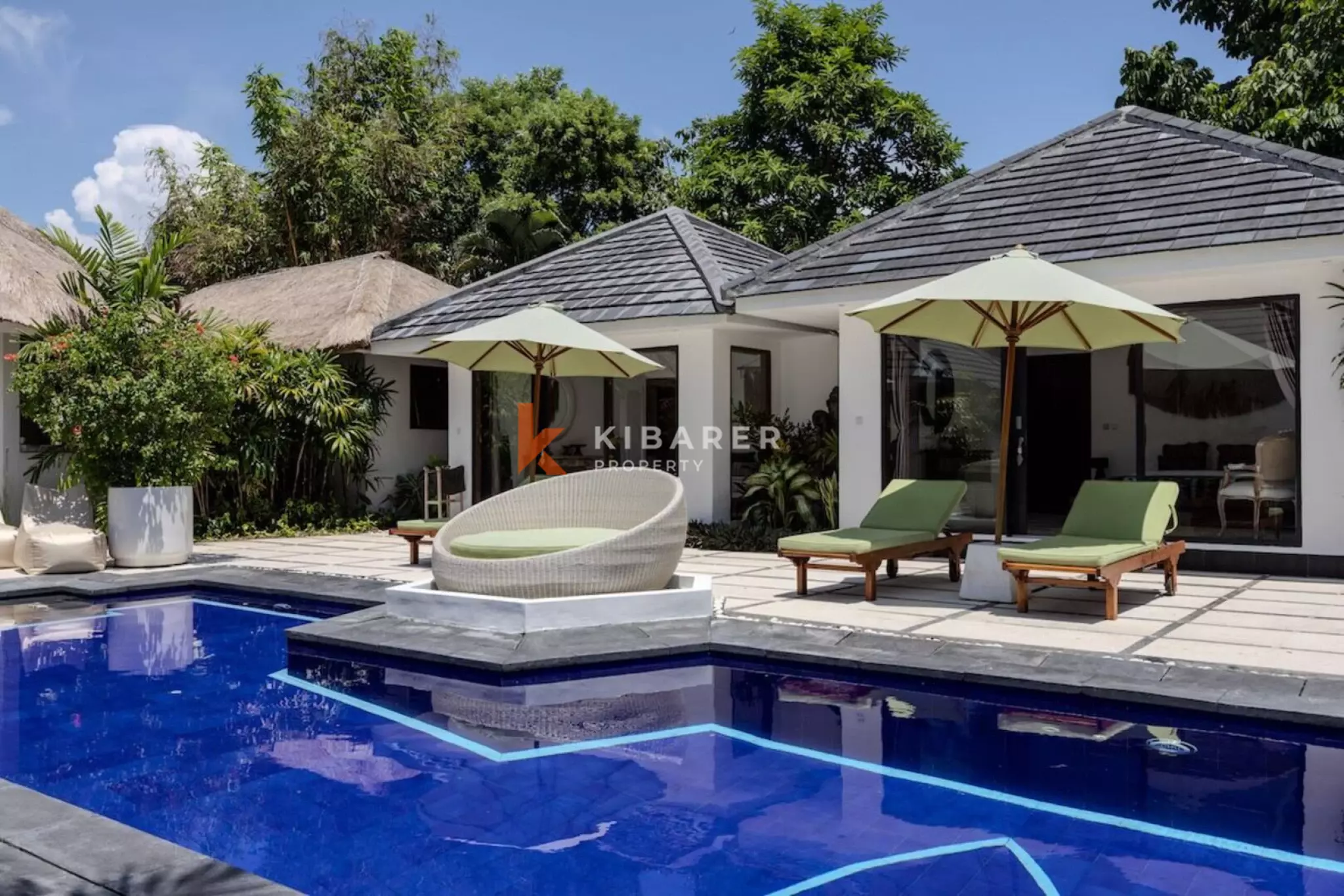Vila Taman Tropis Empat Kamar Tidur yang Menakjubkan di Umalas