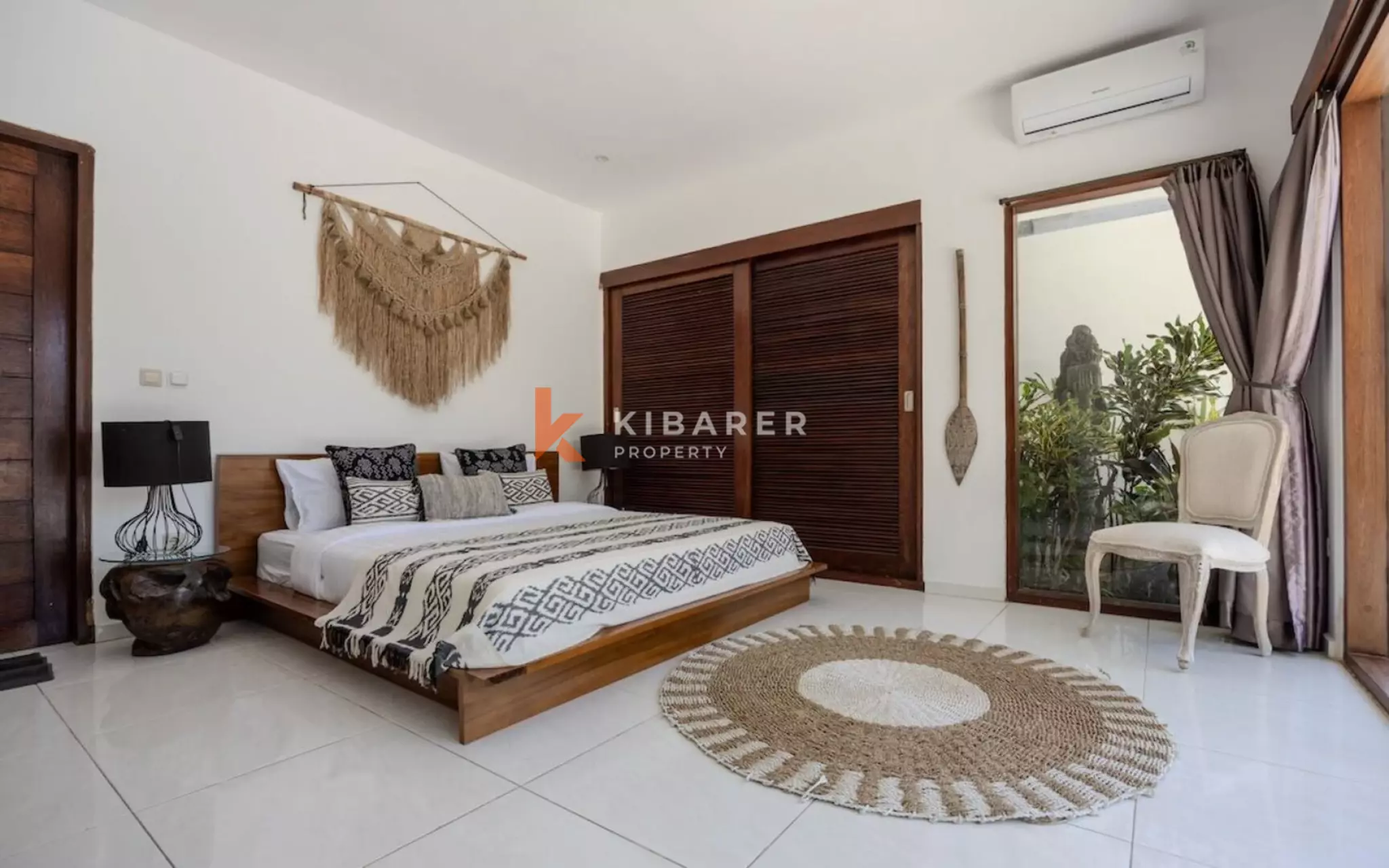Vila Taman Tropis Empat Kamar Tidur yang Menakjubkan di Umalas