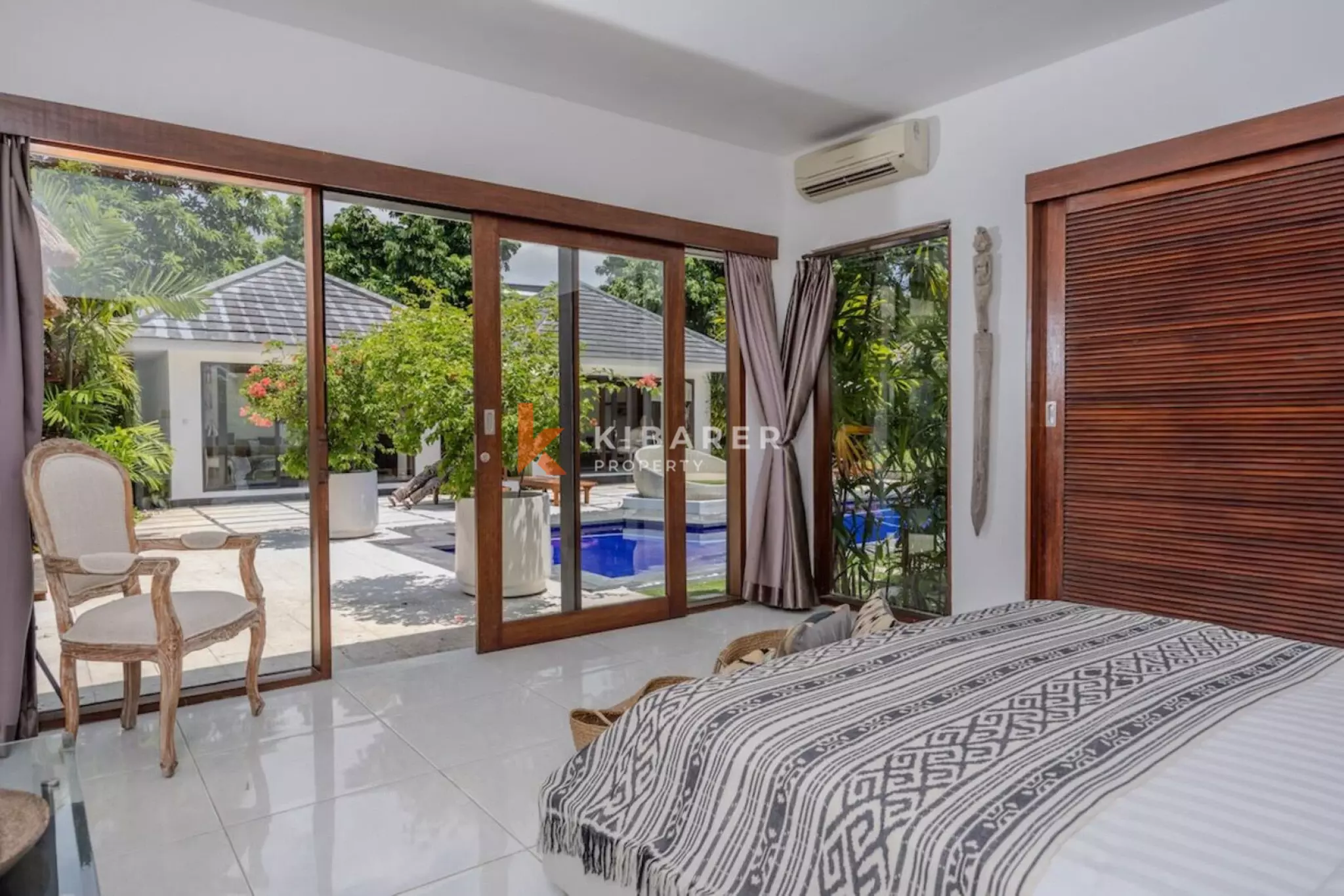 Vila Taman Tropis Empat Kamar Tidur yang Menakjubkan di Umalas