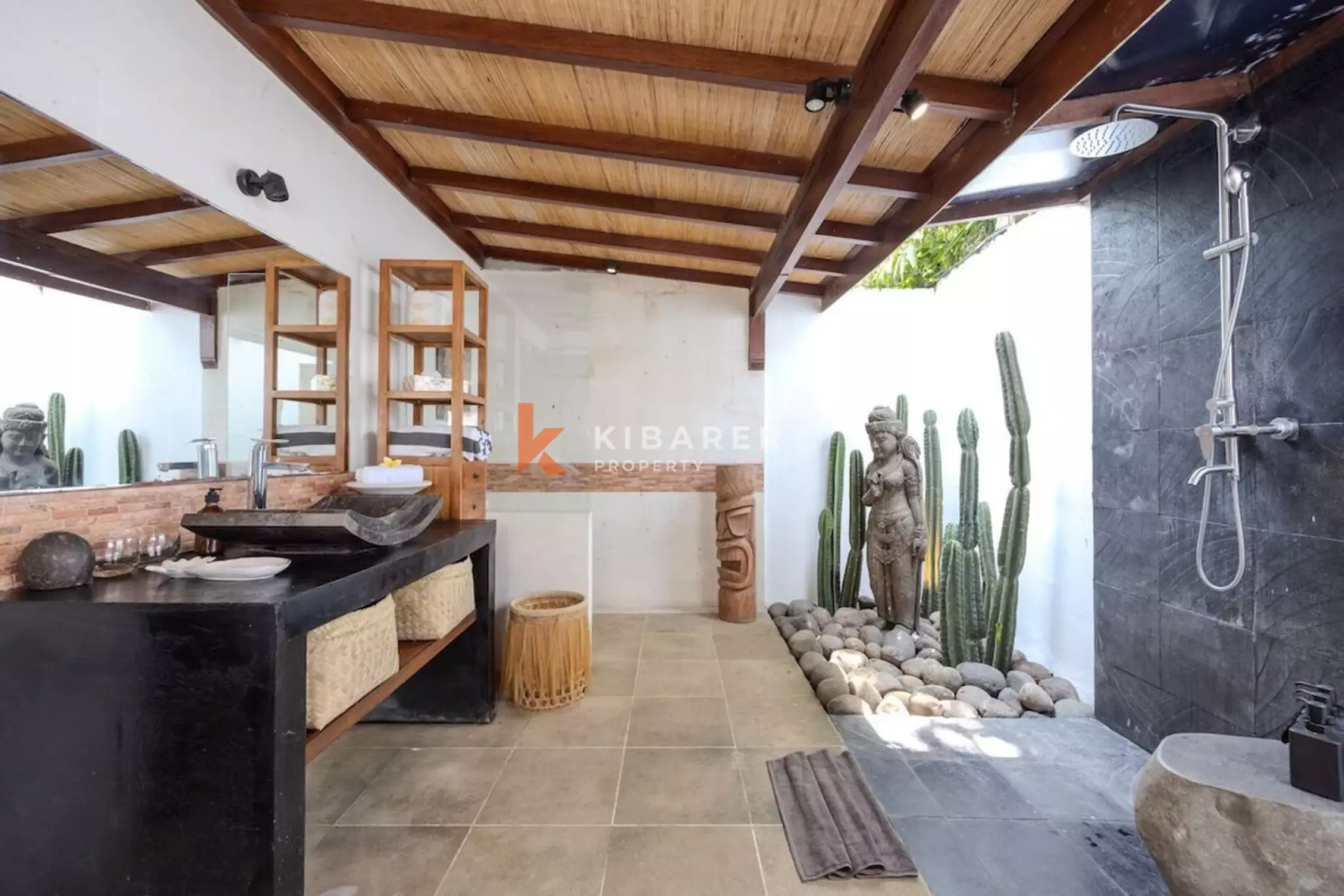 Vila Taman Tropis Empat Kamar Tidur yang Menakjubkan di Umalas