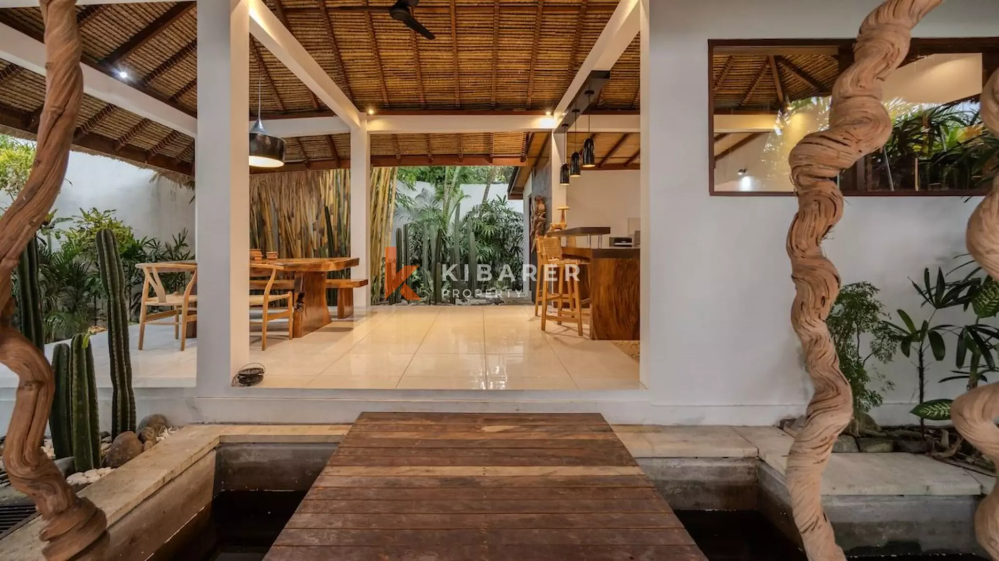 Vila Taman Tropis Empat Kamar Tidur yang Menakjubkan di Umalas