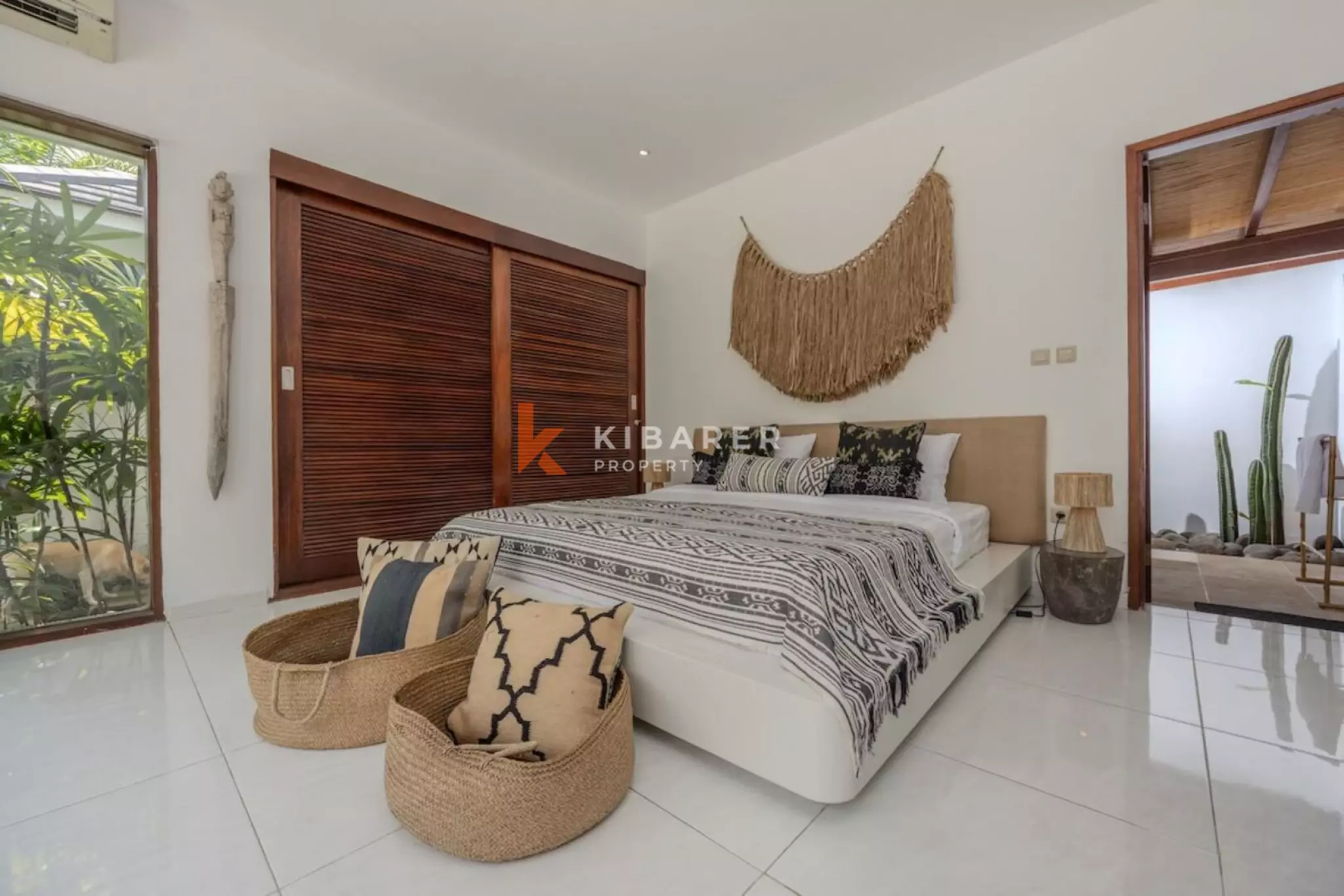 Vila Taman Tropis Empat Kamar Tidur yang Menakjubkan di Umalas