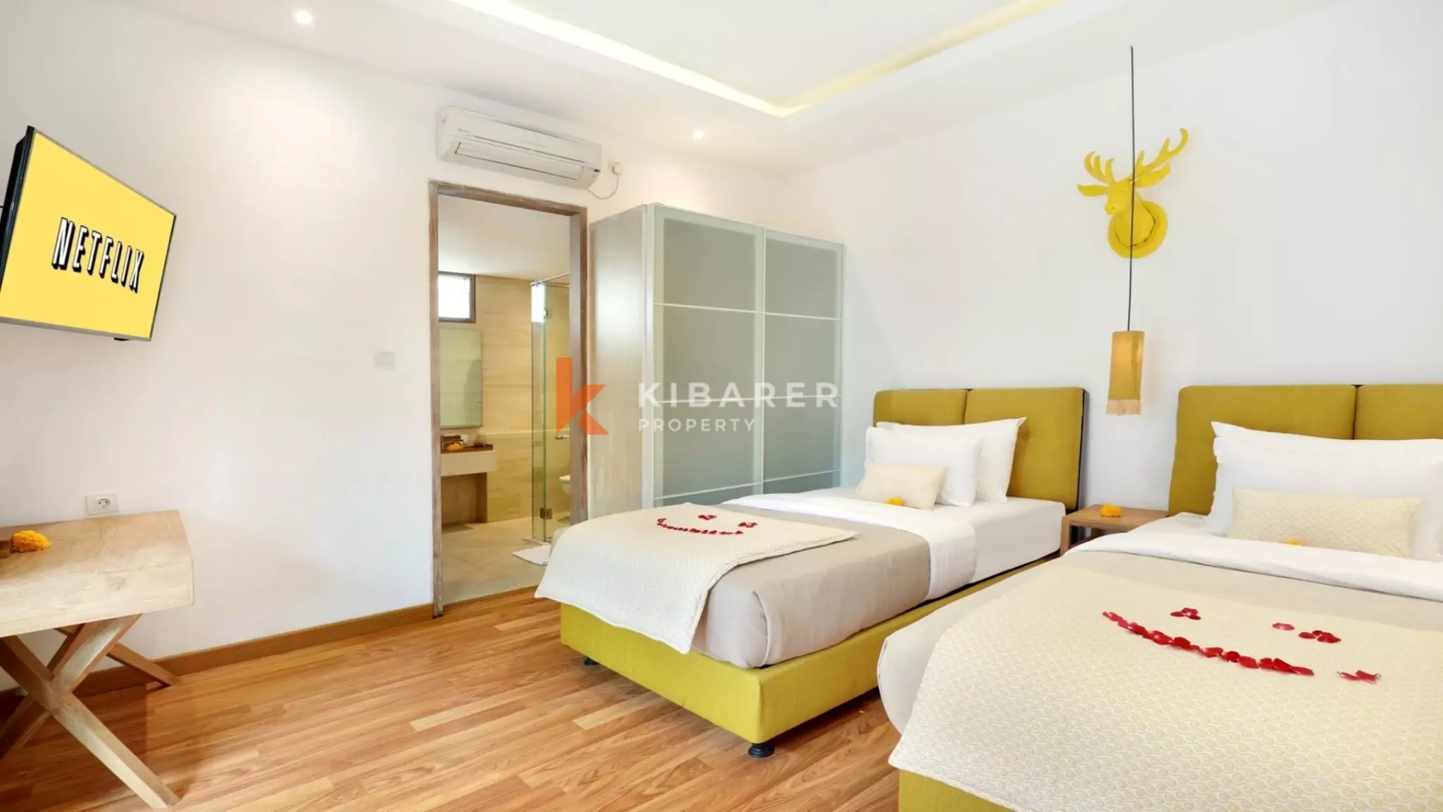 Vila Tropis Tiga Kamar Tidur yang Menyenangkan dengan Kolam Renang dan Seluncuran di Kerobokan