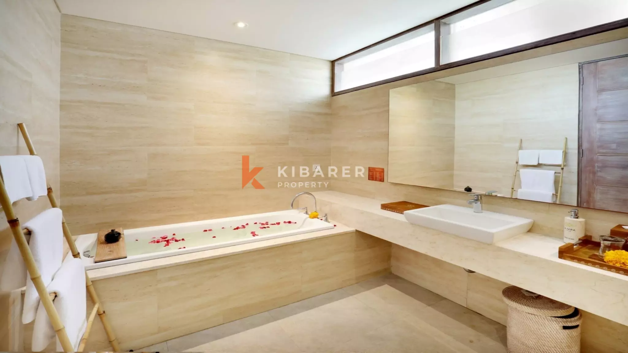 Vila Tropis Tiga Kamar Tidur yang Menyenangkan dengan Kolam Renang dan Seluncuran di Kerobokan