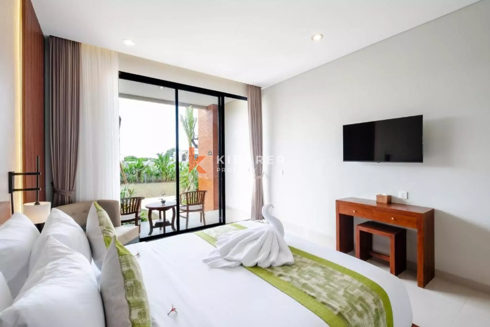 Charming Beachside One Bedroon Suite in Seseh with Shared Pool