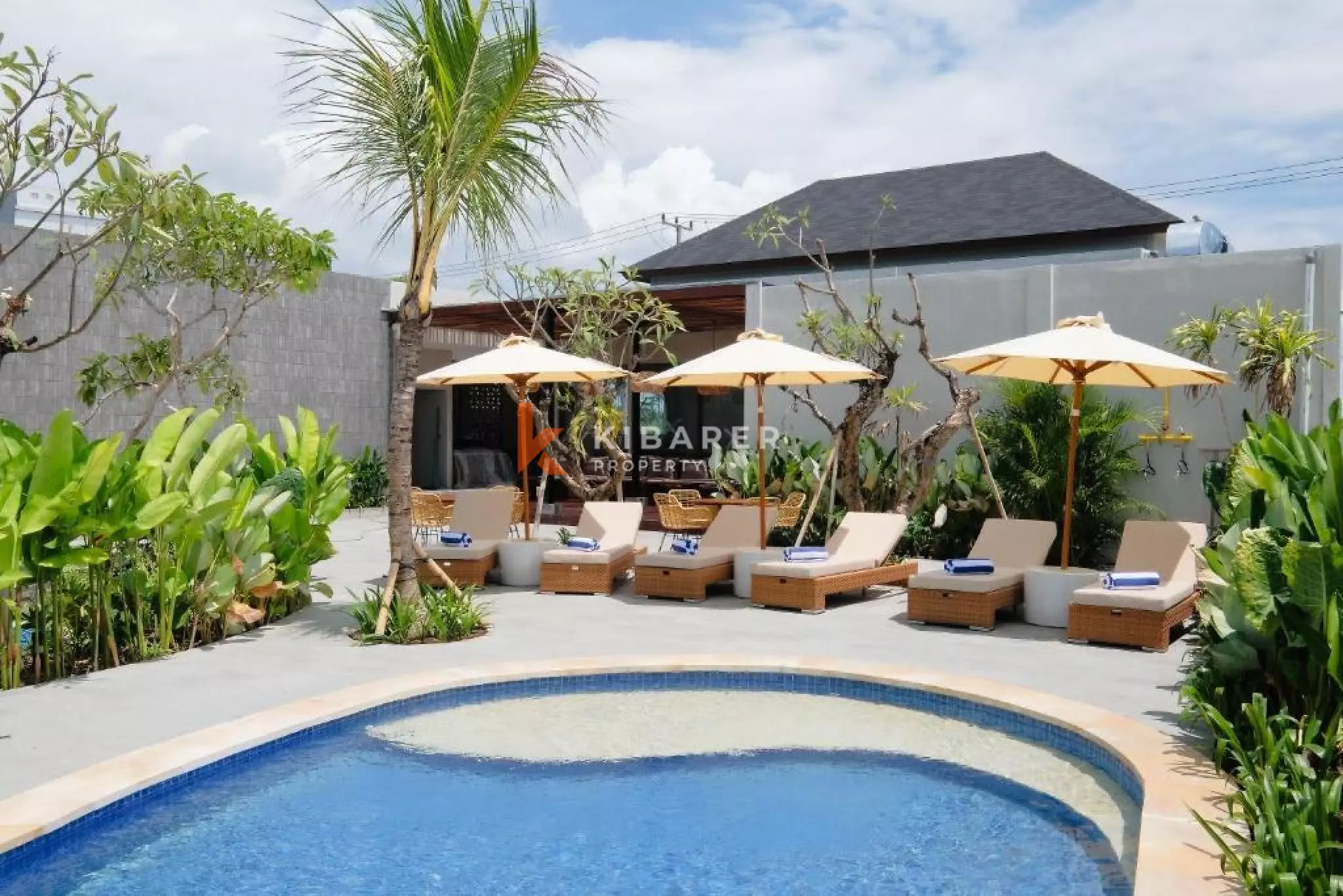 Charming Beachside One Bedroon Suite in Seseh with Shared Pool
