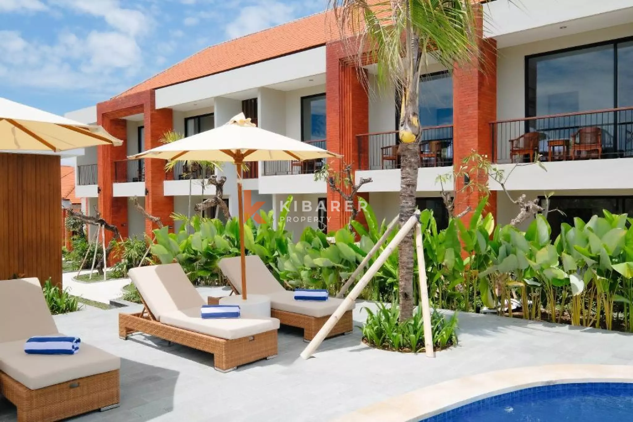 Charming Beachside One Bedroon Suite in Seseh with Shared Pool