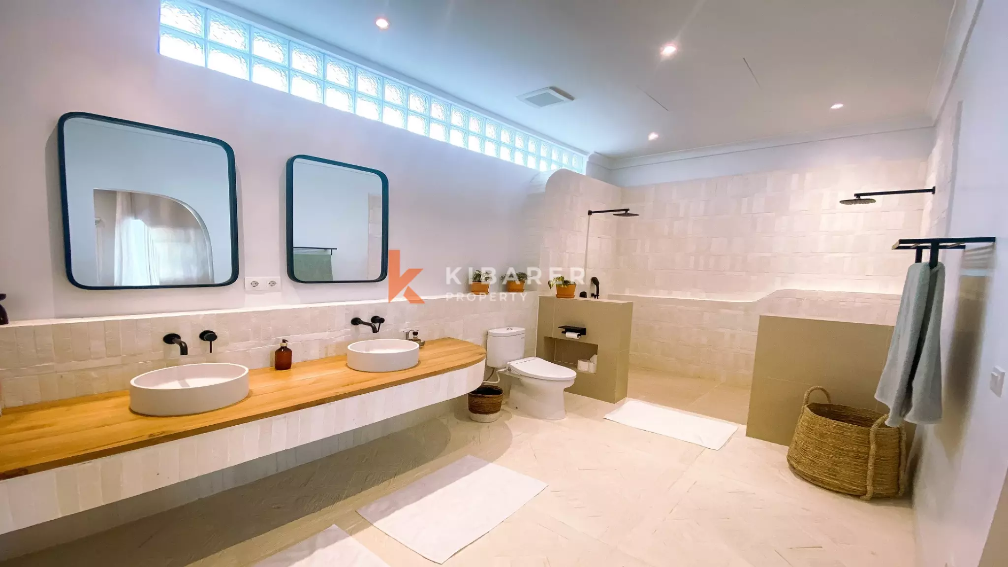 Spacious and Elegant Four-Bedrooms Plus Studio and Entertainment Room Located in Uluwatu