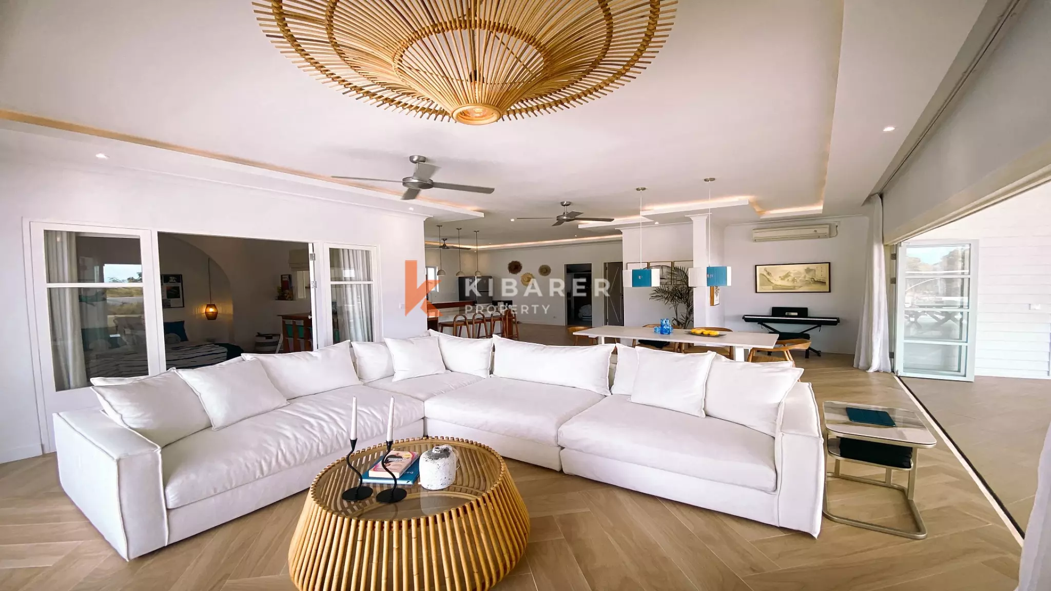 Spacious and Elegant Four-Bedrooms Plus Studio and Entertainment Room Located in Uluwatu