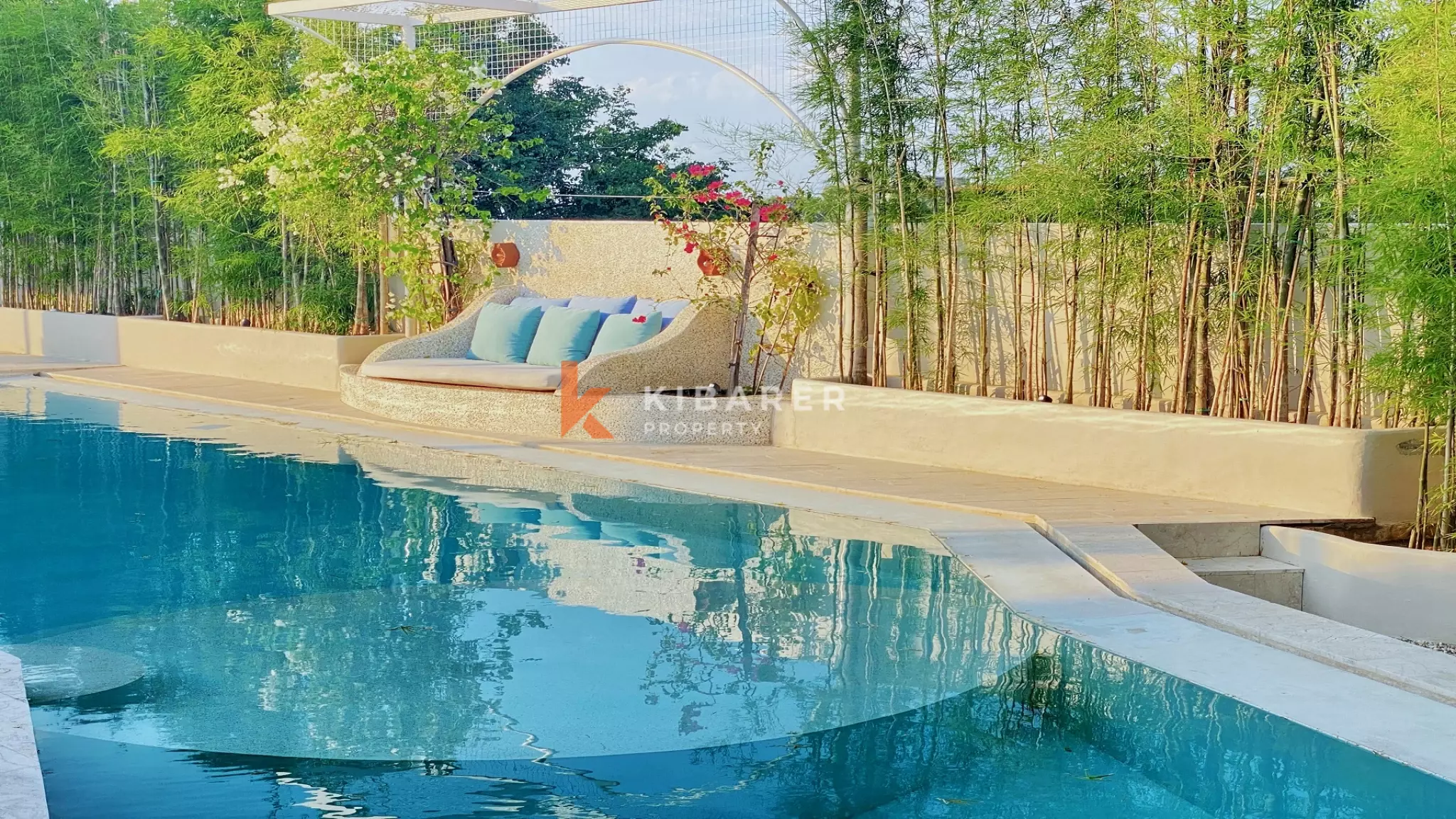 Spacious and Elegant Four-Bedrooms Plus Studio and Entertainment Room Located in Uluwatu