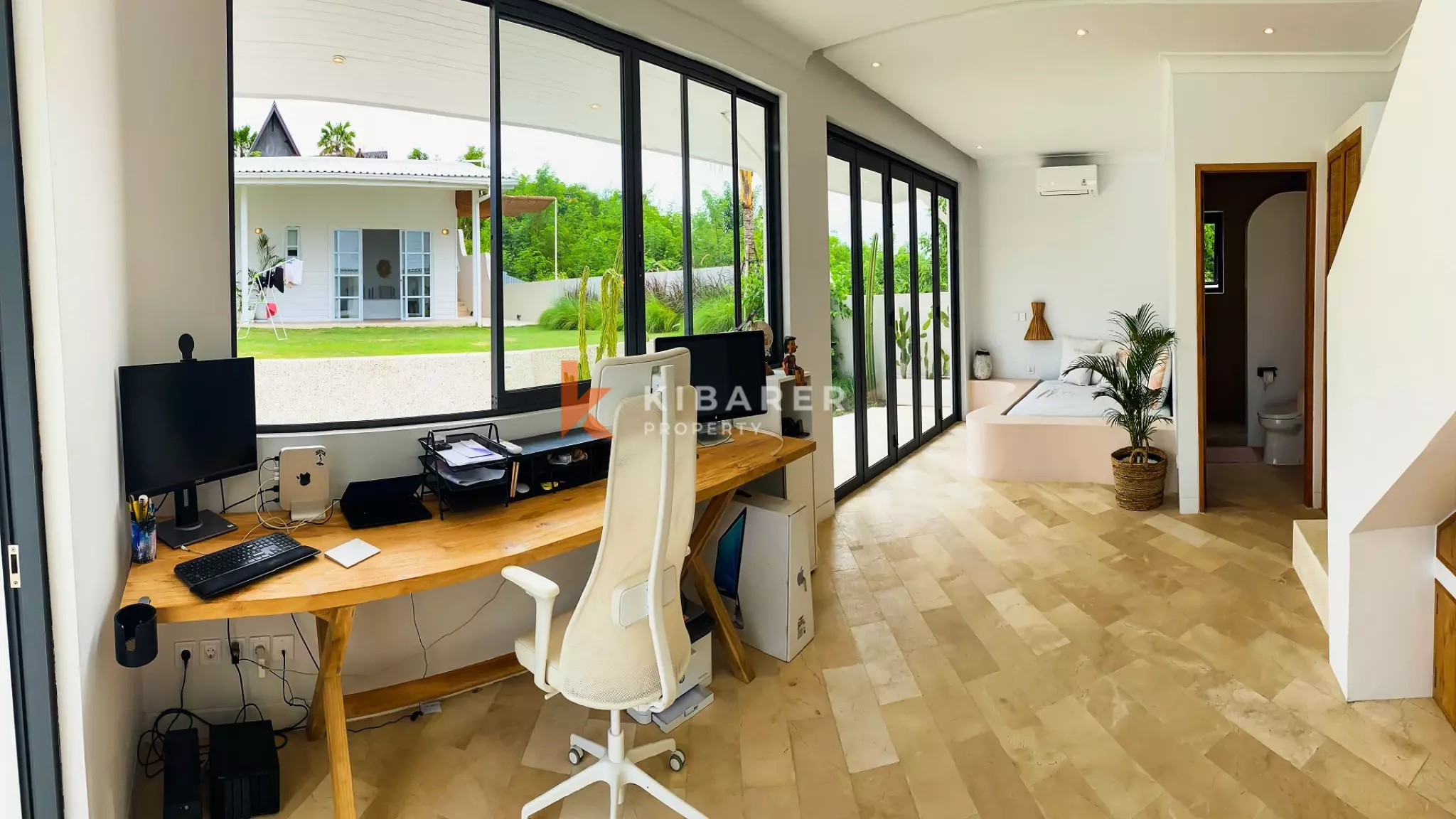 Spacious and Elegant Four-Bedrooms Plus Studio and Entertainment Room Located in Uluwatu