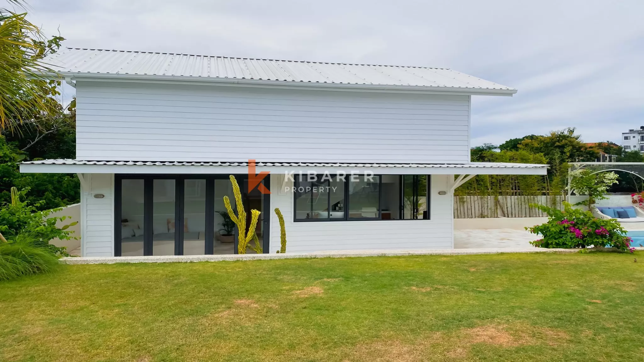 Spacious and Elegant Four-Bedrooms Plus Studio and Entertainment Room Located in Uluwatu