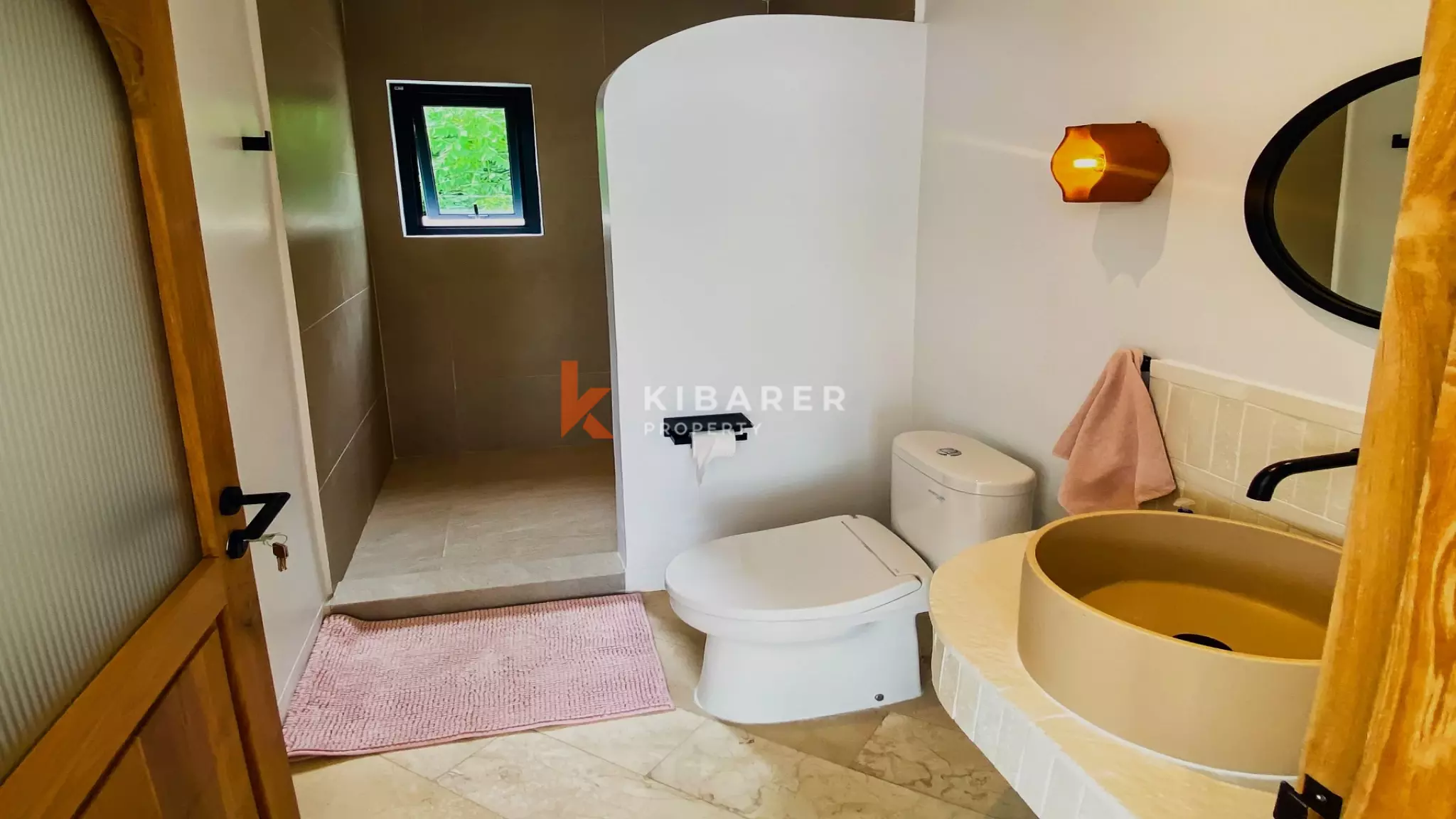 Spacious and Elegant Four-Bedrooms Plus Studio and Entertainment Room Located in Uluwatu