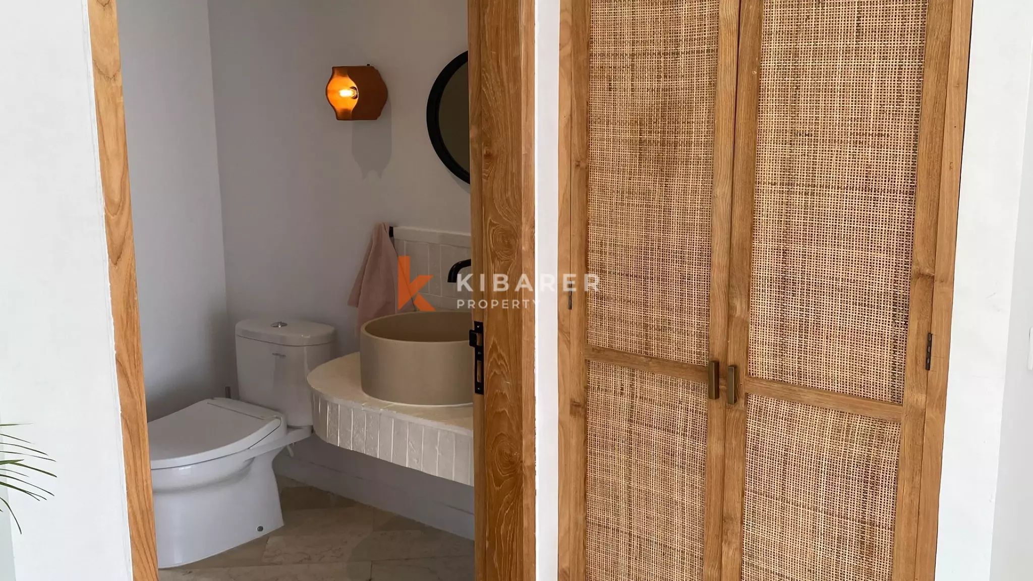 Spacious and Elegant Four-Bedrooms Plus Studio and Entertainment Room Located in Uluwatu